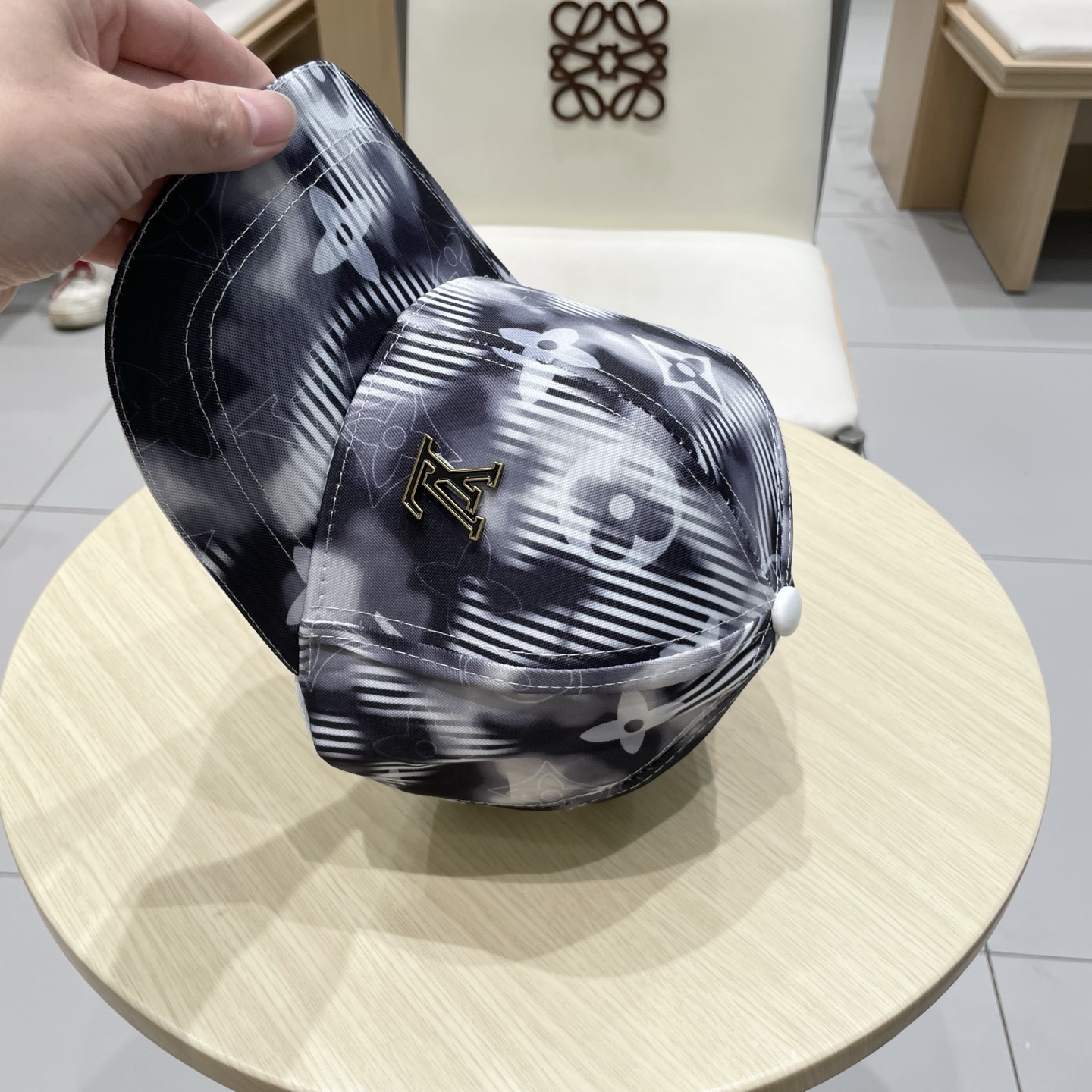  🧢路易威登棒球帽 LouisVuitton😍新款LV棒球帽，重工打造♥️高端大气，百搭款🤗男女通用！跑