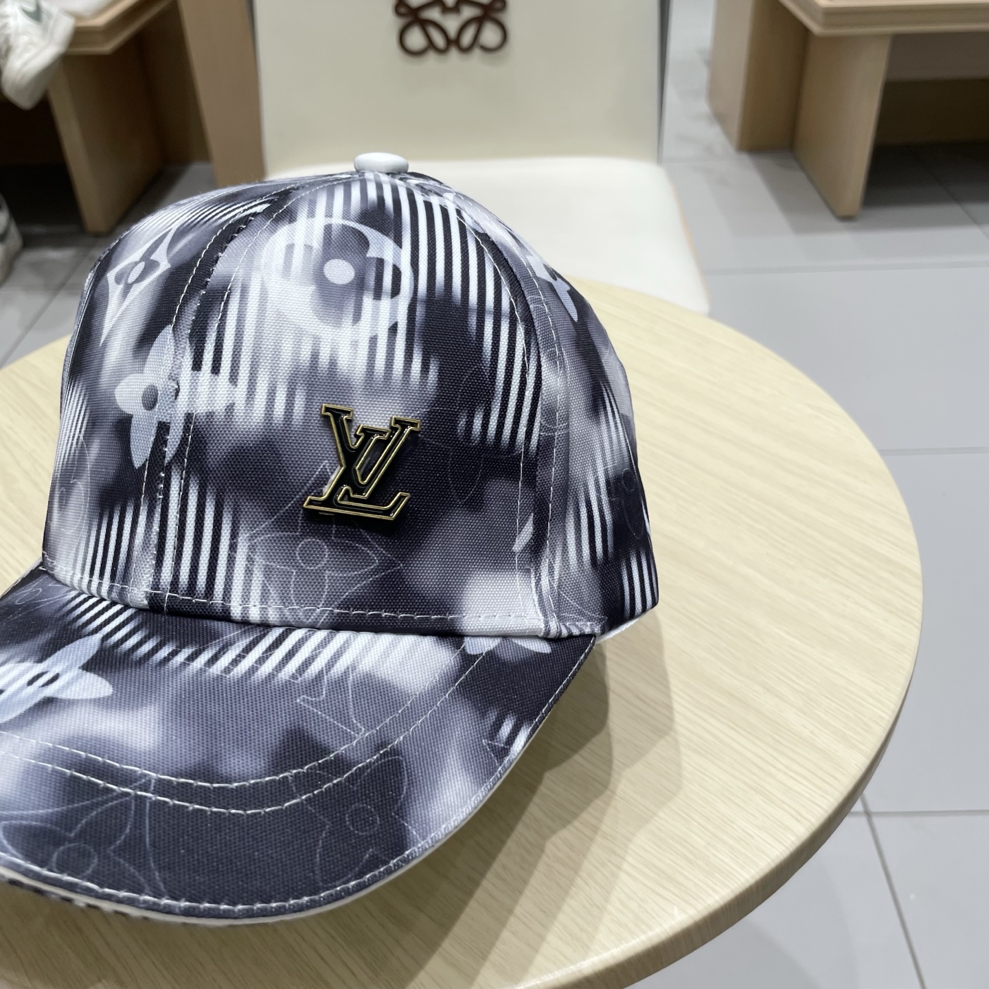  🧢路易威登棒球帽 LouisVuitton😍新款LV棒球帽，重工打造♥️高端大气，百搭款🤗男女通用！跑