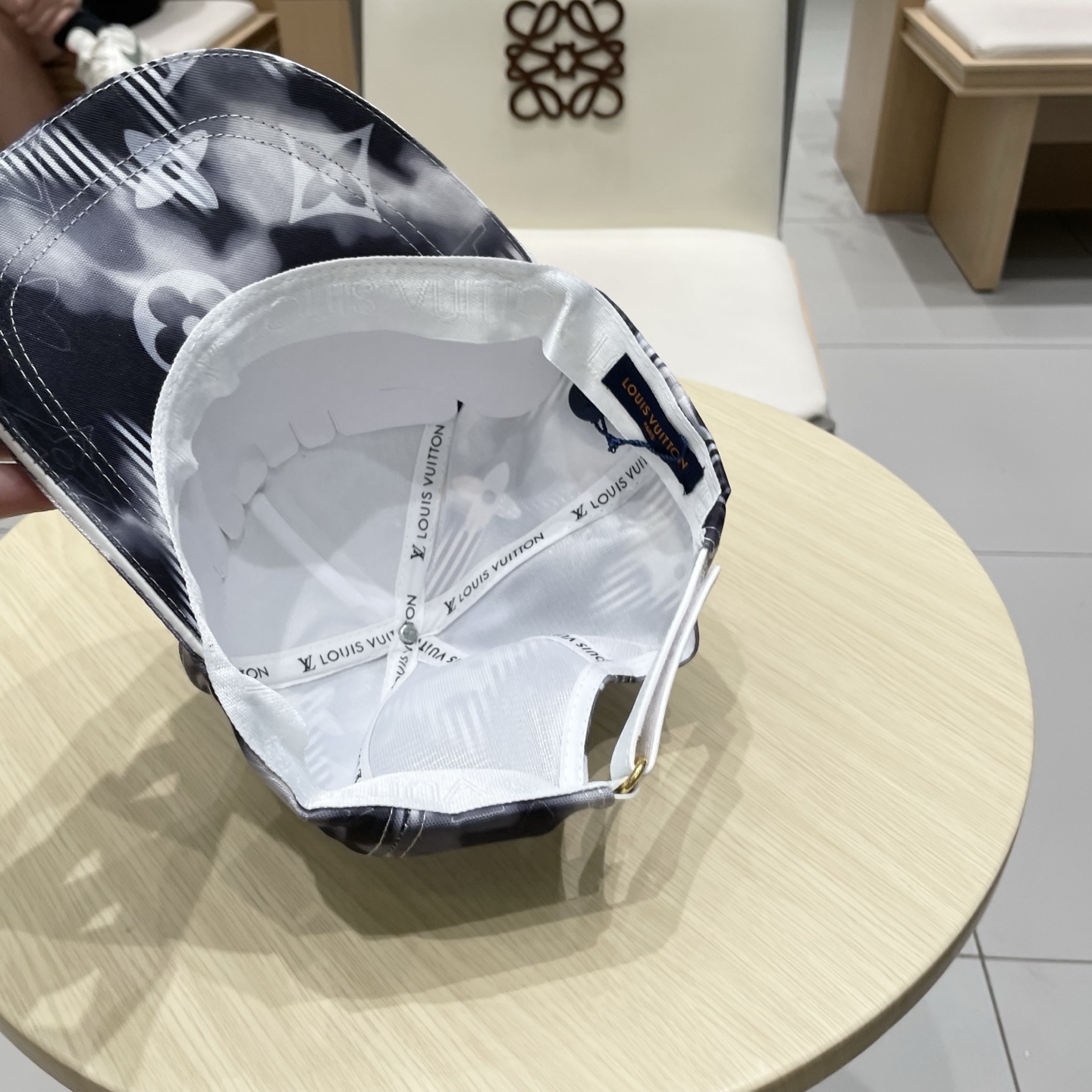  🧢路易威登棒球帽 LouisVuitton😍新款LV棒球帽，重工打造♥️高端大气，百搭款🤗男女通用！跑