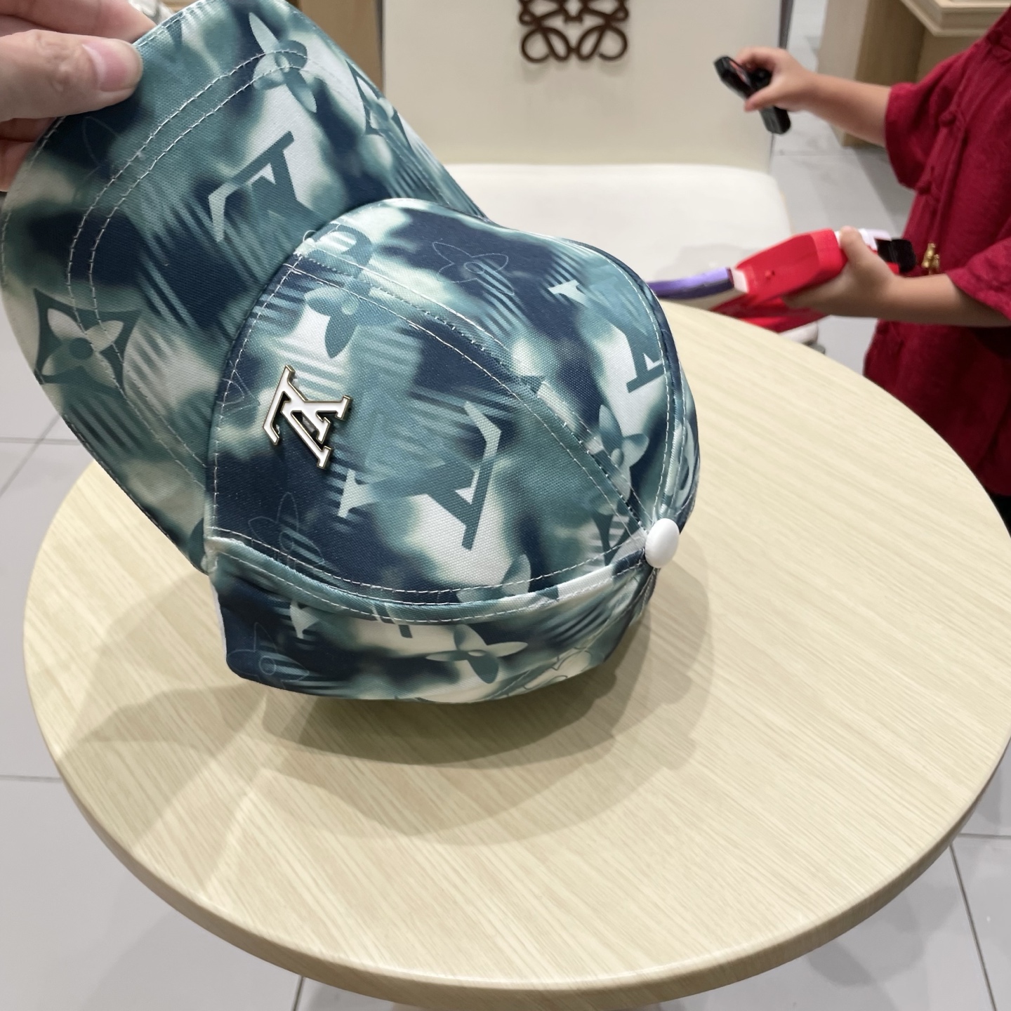  🧢路易威登棒球帽 LouisVuitton😍新款LV棒球帽，重工打造♥️高端大气，百搭款🤗男女通用！跑
