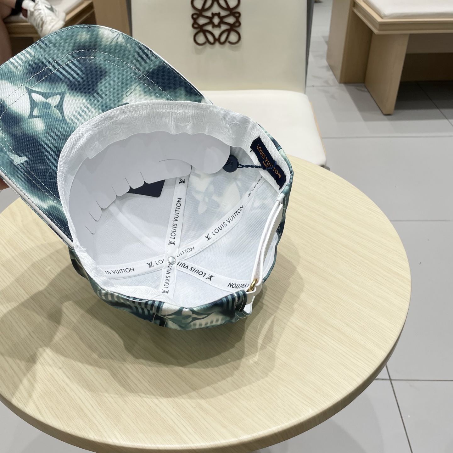  🧢路易威登棒球帽 LouisVuitton😍新款LV棒球帽，重工打造♥️高端大气，百搭款🤗男女通用！跑