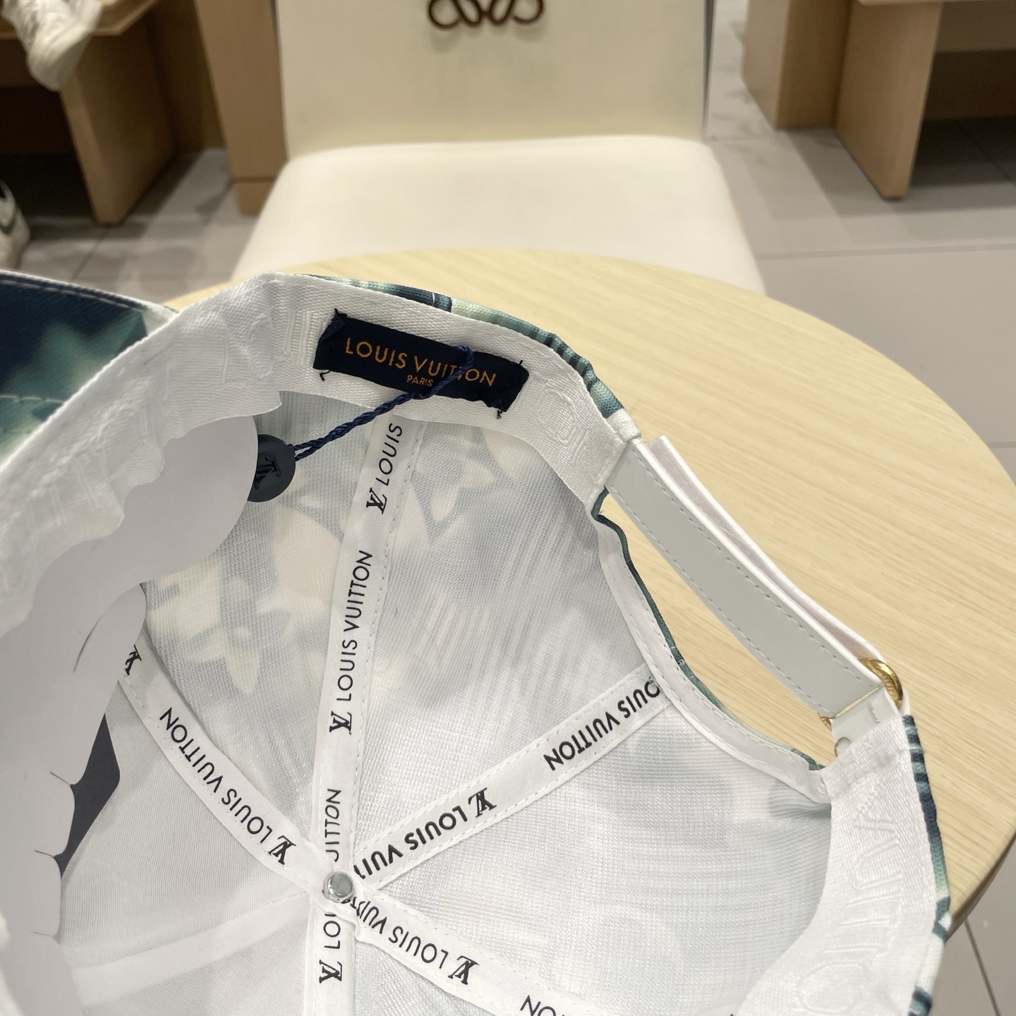  🧢路易威登棒球帽 LouisVuitton😍新款LV棒球帽，重工打造♥️高端大气，百搭款🤗男女通用！跑