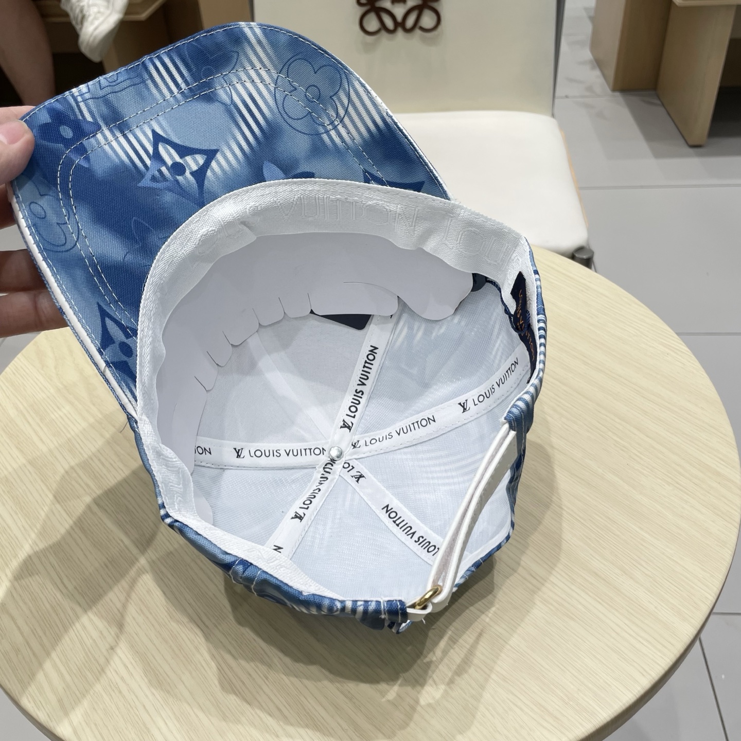  🧢路易威登棒球帽 LouisVuitton😍新款LV棒球帽，重工打造♥️高端大气，百搭款🤗男女通用！跑