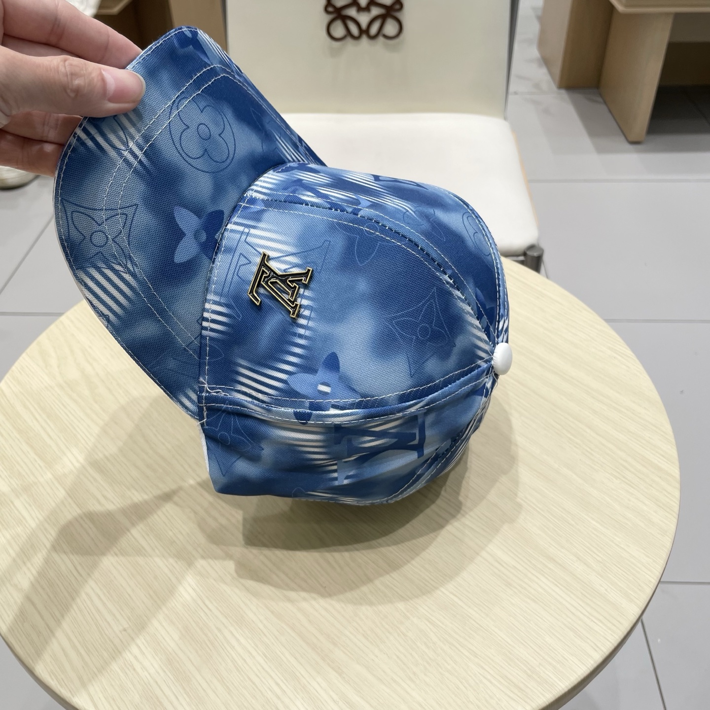  🧢路易威登棒球帽 LouisVuitton😍新款LV棒球帽，重工打造♥️高端大气，百搭款🤗男女通用！跑