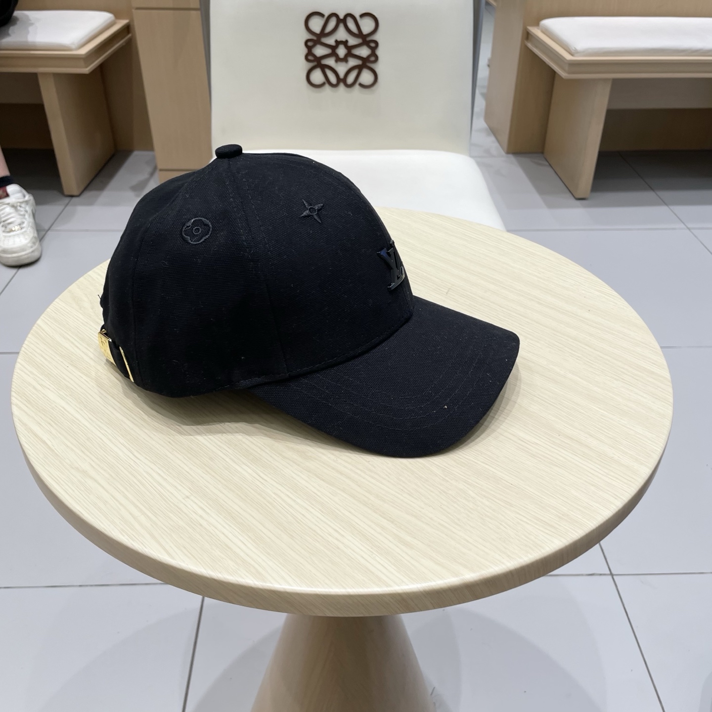  🧢路易威登棒球帽 LouisVuitton😍新款LV棒球帽，重工打造♥️高端大气，百搭款🤗男女通用！跑