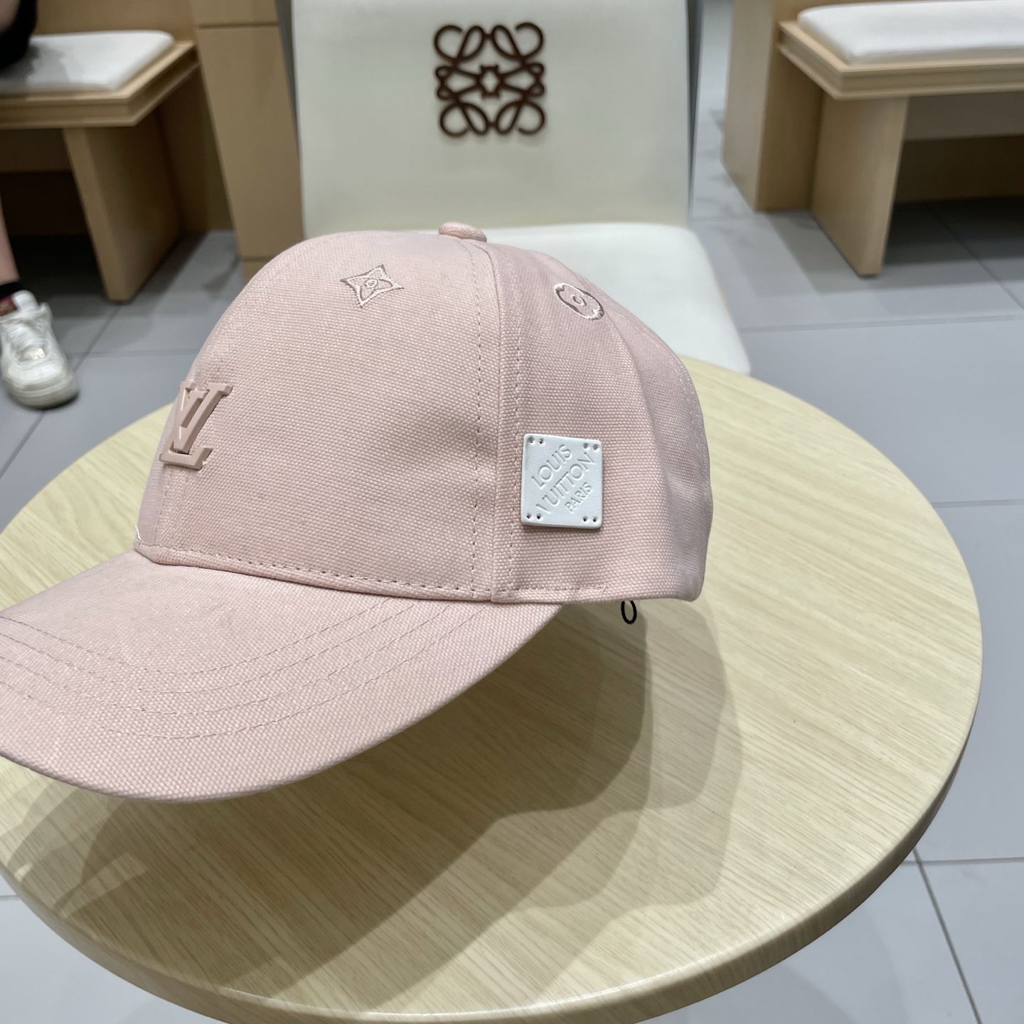  🧢路易威登棒球帽 LouisVuitton😍新款LV棒球帽，重工打造♥️高端大气，百搭款🤗男女通用！跑