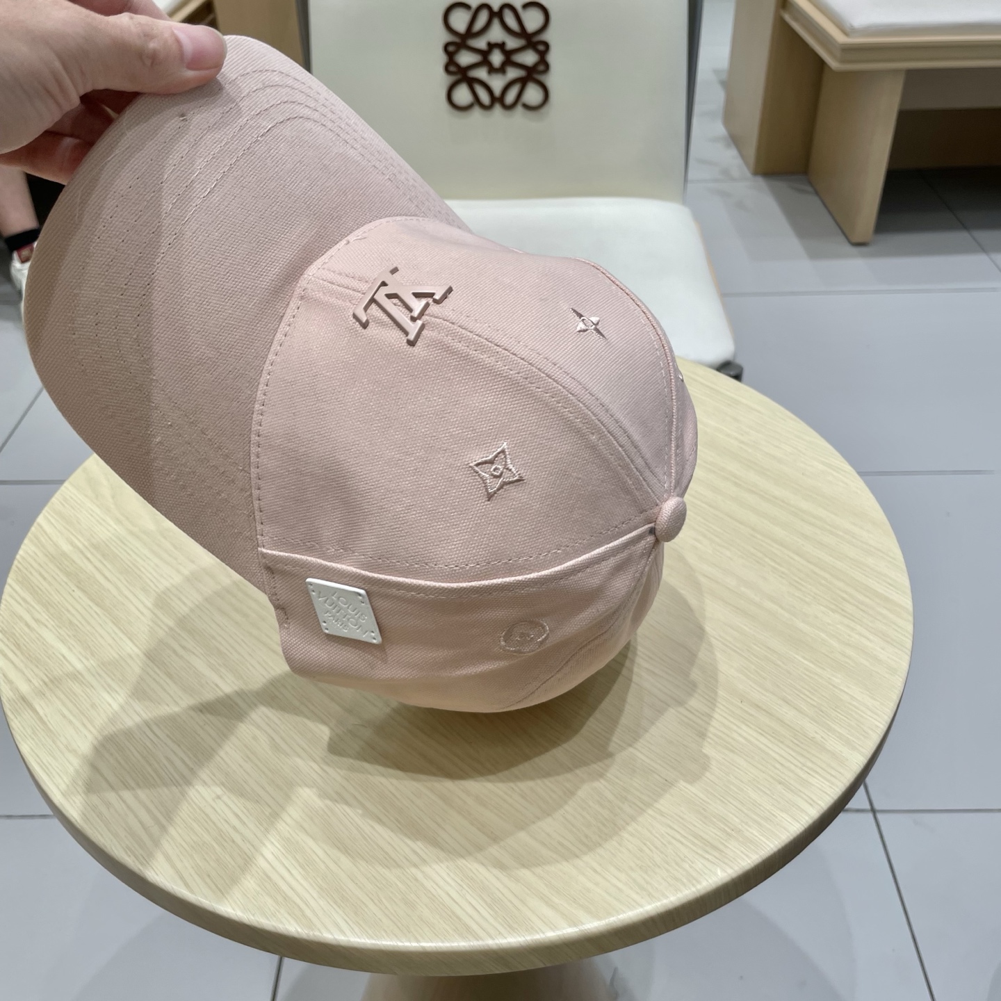  🧢路易威登棒球帽 LouisVuitton😍新款LV棒球帽，重工打造♥️高端大气，百搭款🤗男女通用！跑