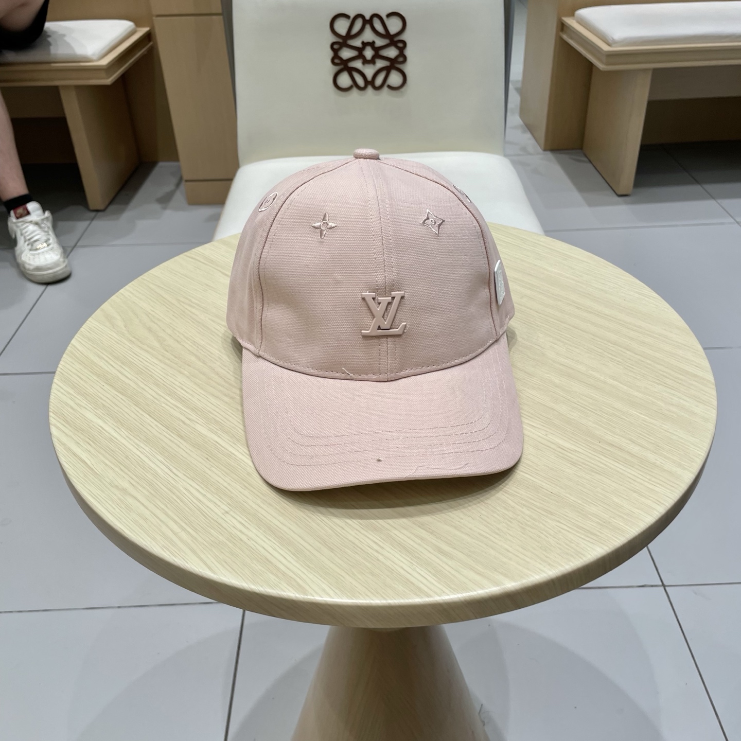  🧢路易威登棒球帽 LouisVuitton😍新款LV棒球帽，重工打造♥️高端大气，百搭款🤗男女通用！跑