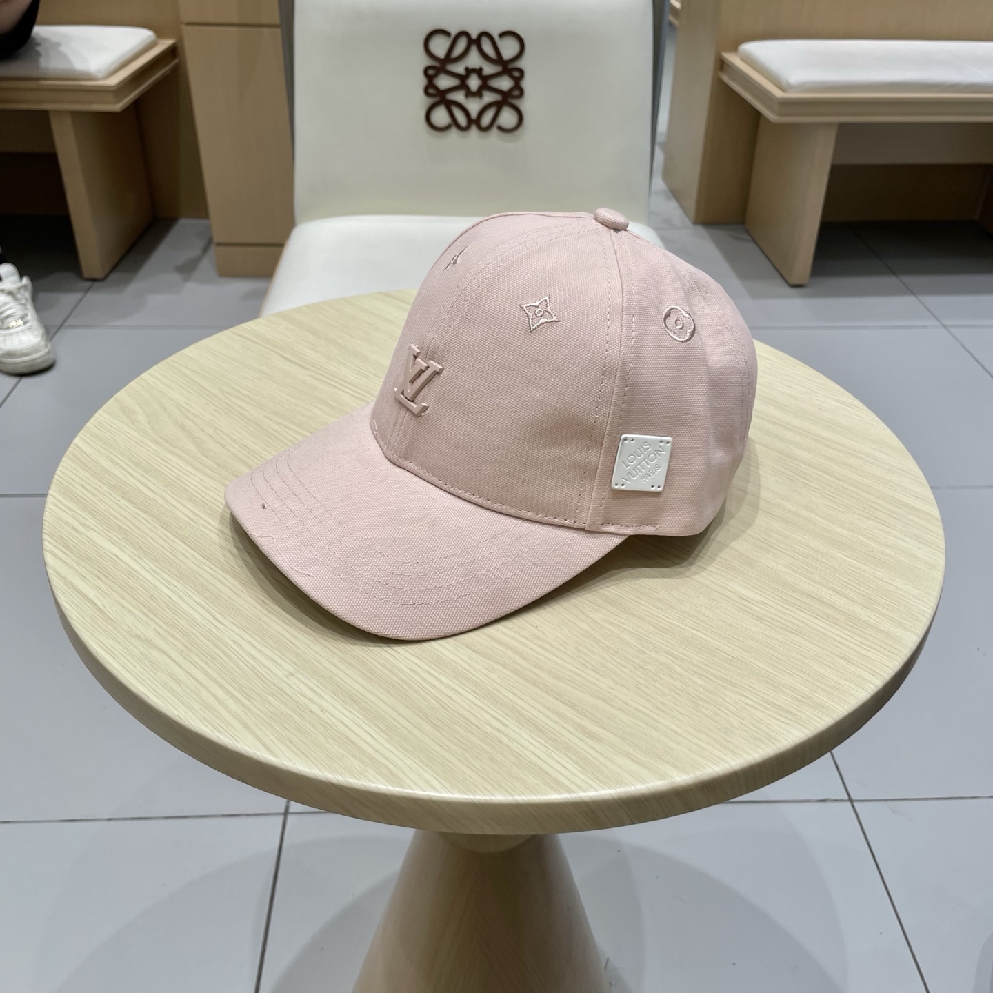  🧢路易威登棒球帽 LouisVuitton😍新款LV棒球帽，重工打造♥️高端大气，百搭款🤗男女通用！跑