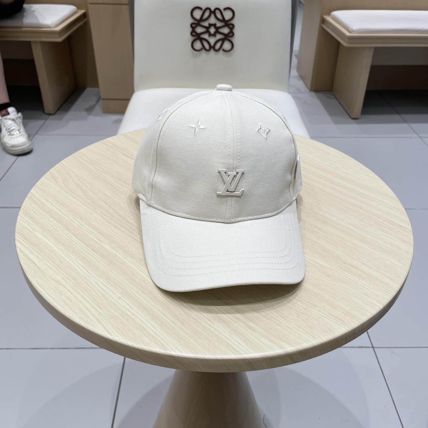  🧢路易威登棒球帽 LouisVuitton😍新款LV棒球帽，重工打造♥️高端大气，百搭款🤗男女通用！跑