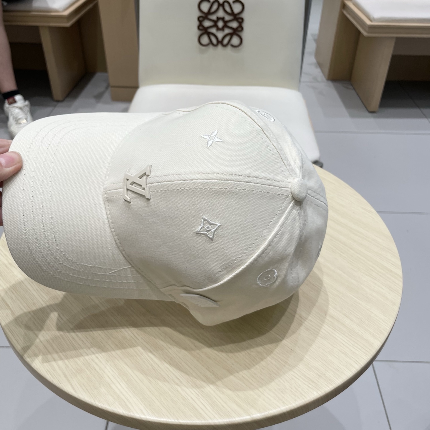  🧢路易威登棒球帽 LouisVuitton😍新款LV棒球帽，重工打造♥️高端大气，百搭款🤗男女通用！跑