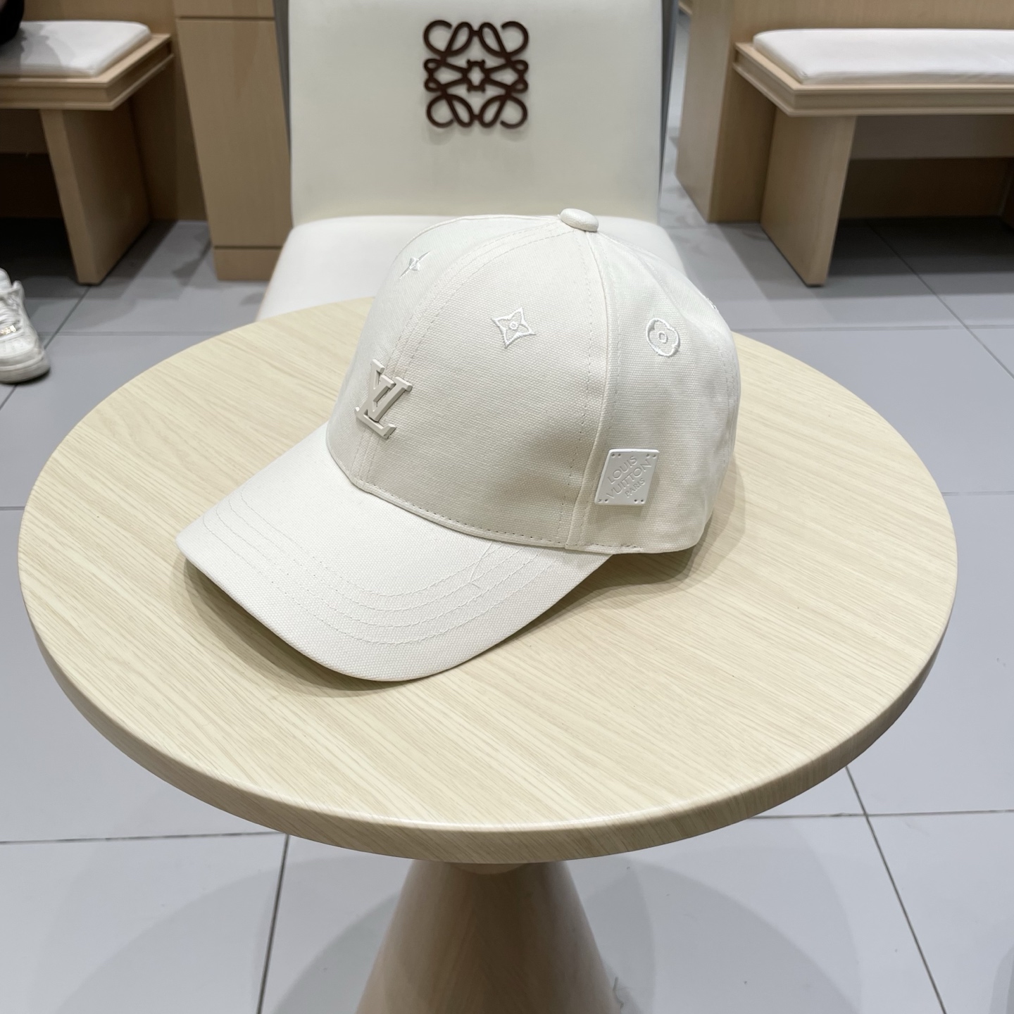  🧢路易威登棒球帽 LouisVuitton😍新款LV棒球帽，重工打造♥️高端大气，百搭款🤗男女通用！跑