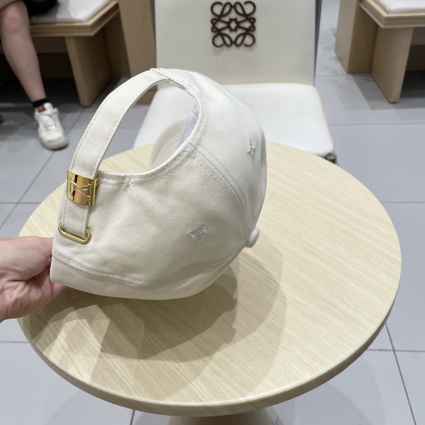  🧢路易威登棒球帽 LouisVuitton😍新款LV棒球帽，重工打造♥️高端大气，百搭款🤗男女通用！跑