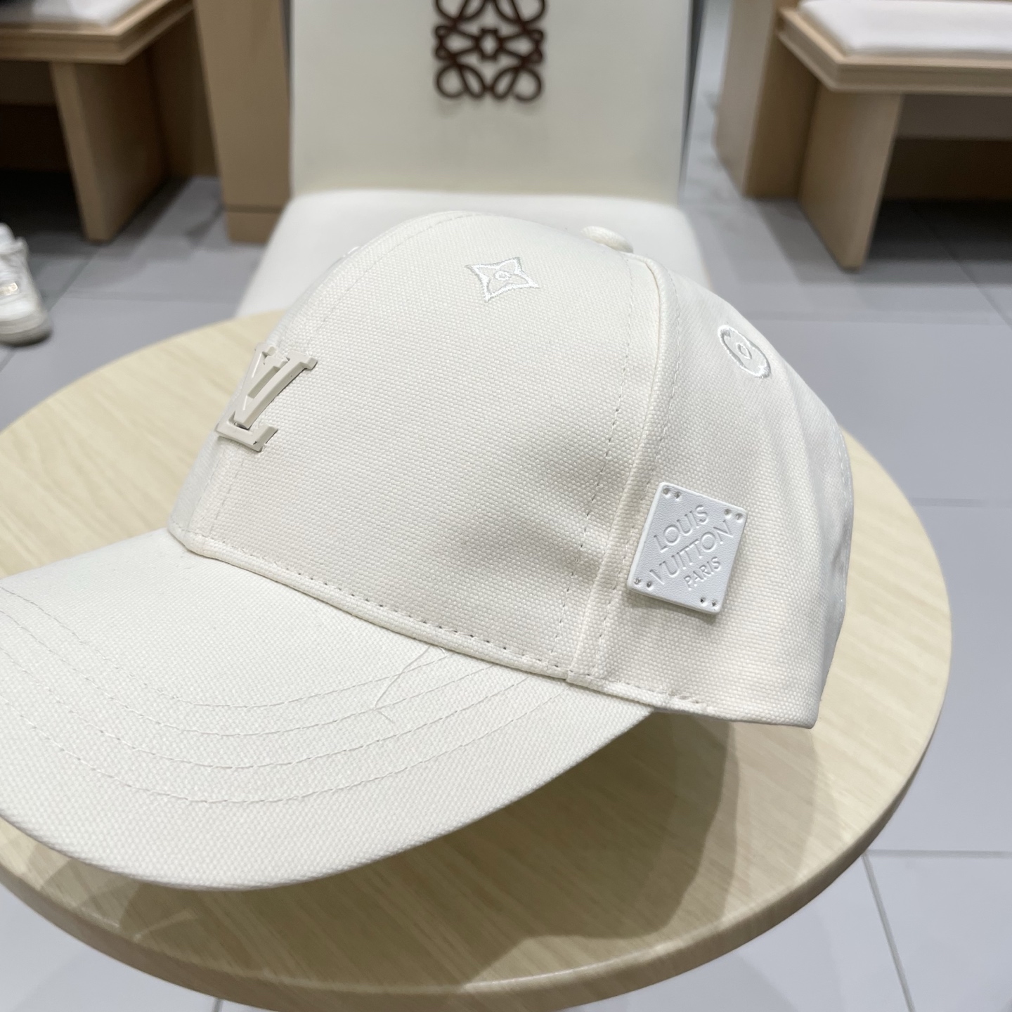  🧢路易威登棒球帽 LouisVuitton😍新款LV棒球帽，重工打造♥️高端大气，百搭款🤗男女通用！跑