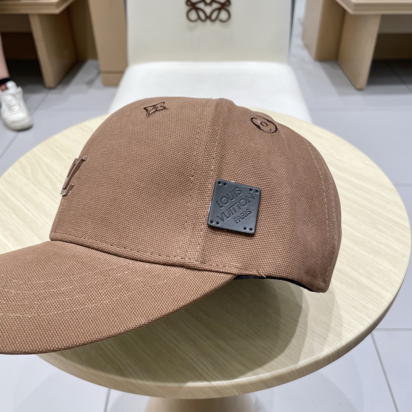  🧢路易威登棒球帽 LouisVuitton😍新款LV棒球帽，重工打造♥️高端大气，百搭款🤗男女通用！跑