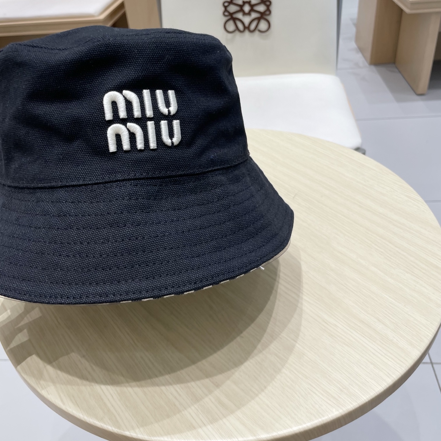  缪缪MIU  MIU～｜经典双面条纹渔夫帽👒
双面款 万年百搭的款式 
一年四季皆可戴