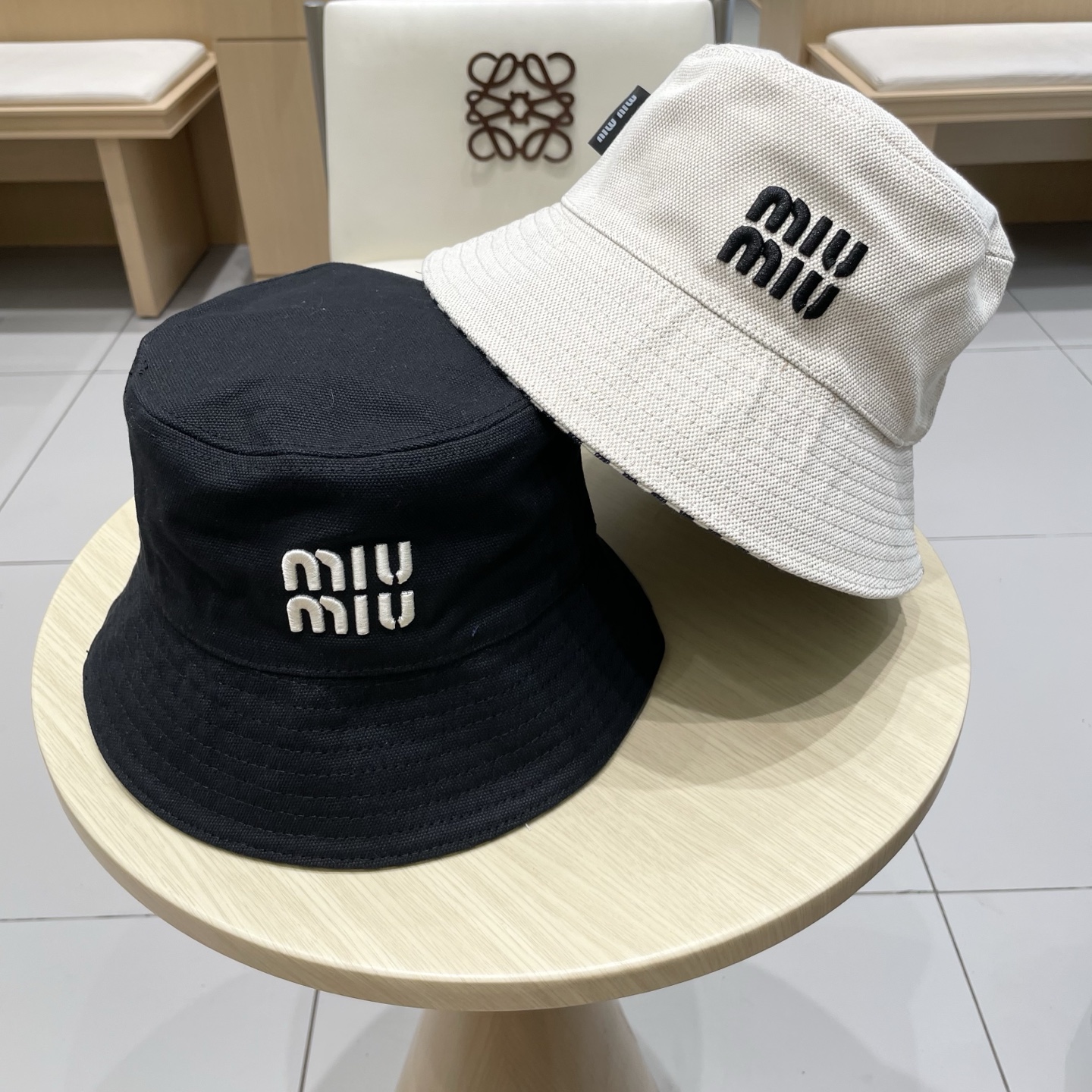  缪缪MIU  MIU～｜经典双面条纹渔夫帽👒
双面款 万年百搭的款式 
一年四季皆可戴