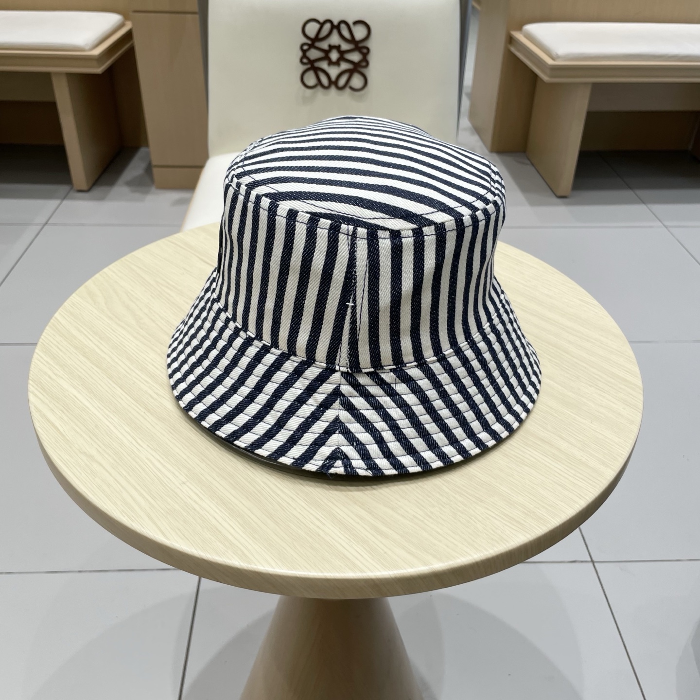  缪缪MIU  MIU～｜经典双面条纹渔夫帽👒
双面款 万年百搭的款式 
一年四季皆可戴