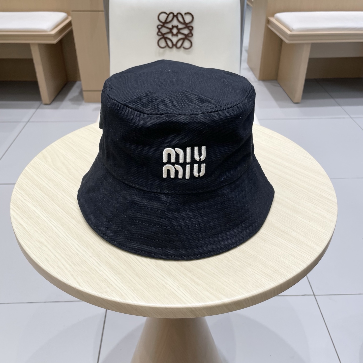  缪缪MIU  MIU～｜经典双面条纹渔夫帽👒
双面款 万年百搭的款式 
一年四季皆可戴