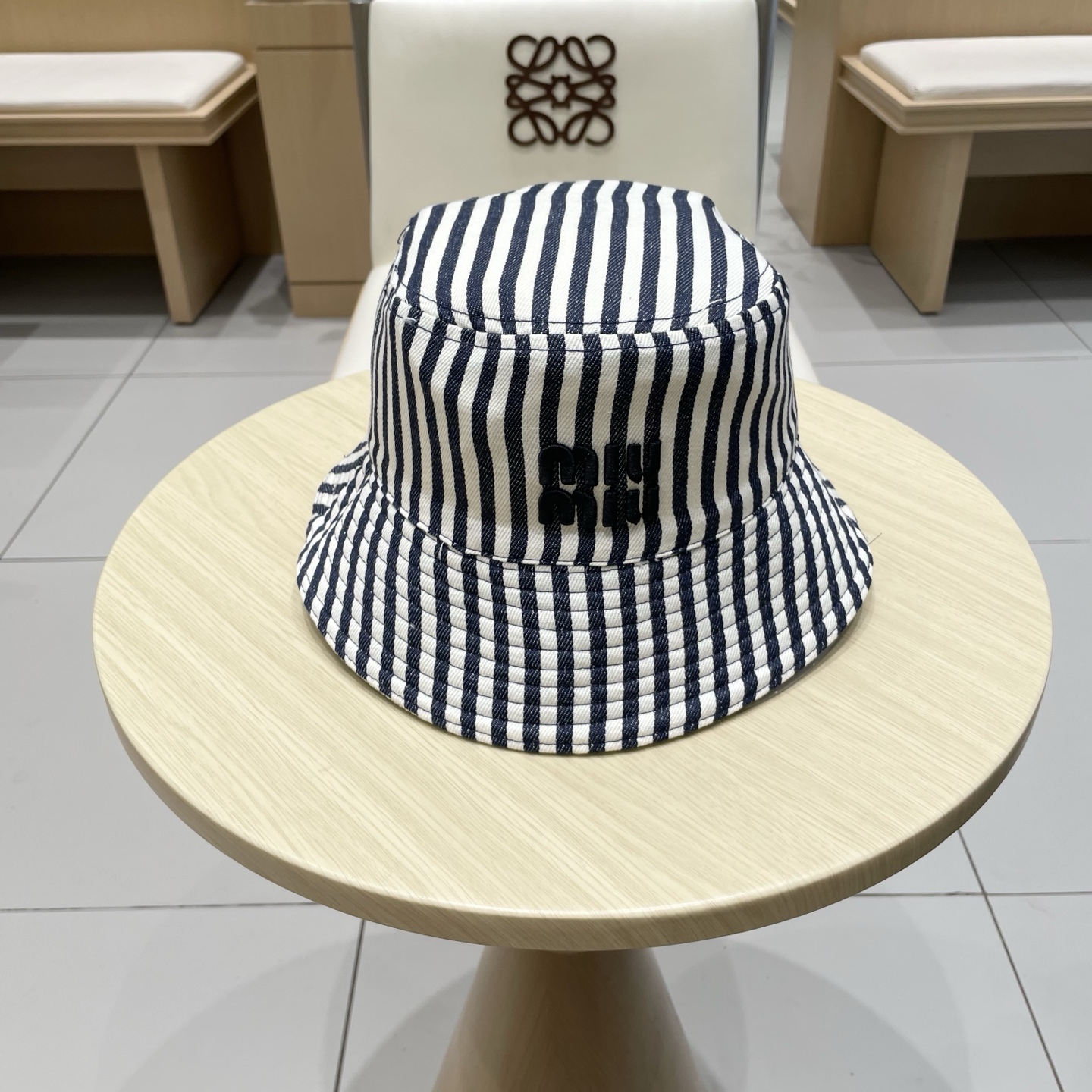  缪缪MIU  MIU～｜经典双面条纹渔夫帽👒
双面款 万年百搭的款式 
一年四季皆可戴