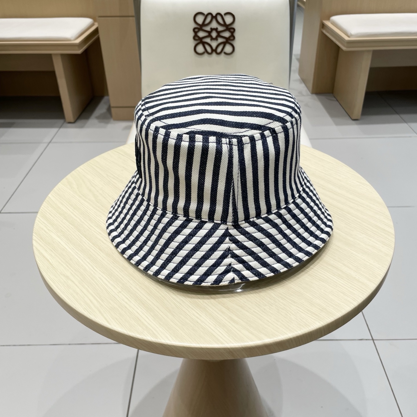  缪缪MIU  MIU～｜经典双面条纹渔夫帽👒
双面款 万年百搭的款式 
一年四季皆可戴