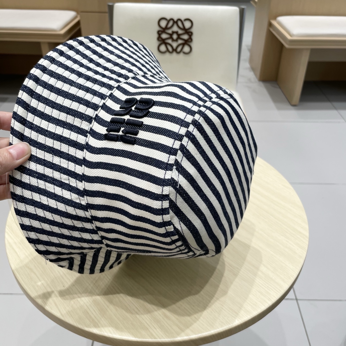  缪缪MIU  MIU～｜经典双面条纹渔夫帽👒
双面款 万年百搭的款式 
一年四季皆可戴