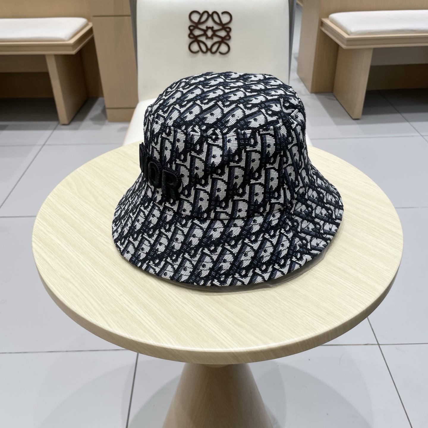  Dior迪奥新款老花字母渔夫帽
超名媛，加深帽型更显气质，本季爆款！
材质100%棉
头围57cm