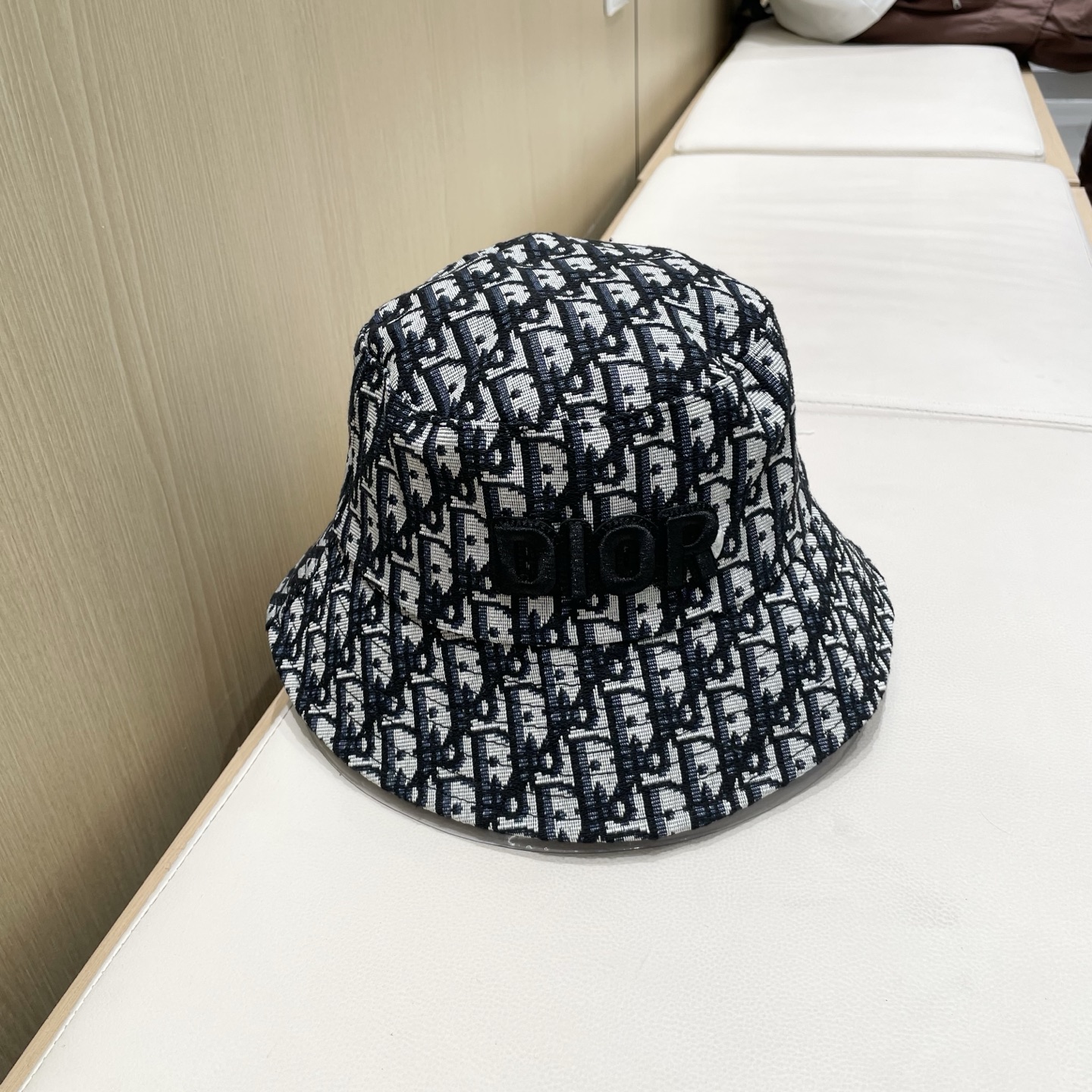  Dior迪奥新款老花字母渔夫帽
超名媛，加深帽型更显气质，本季爆款！
材质100%棉
头围57cm