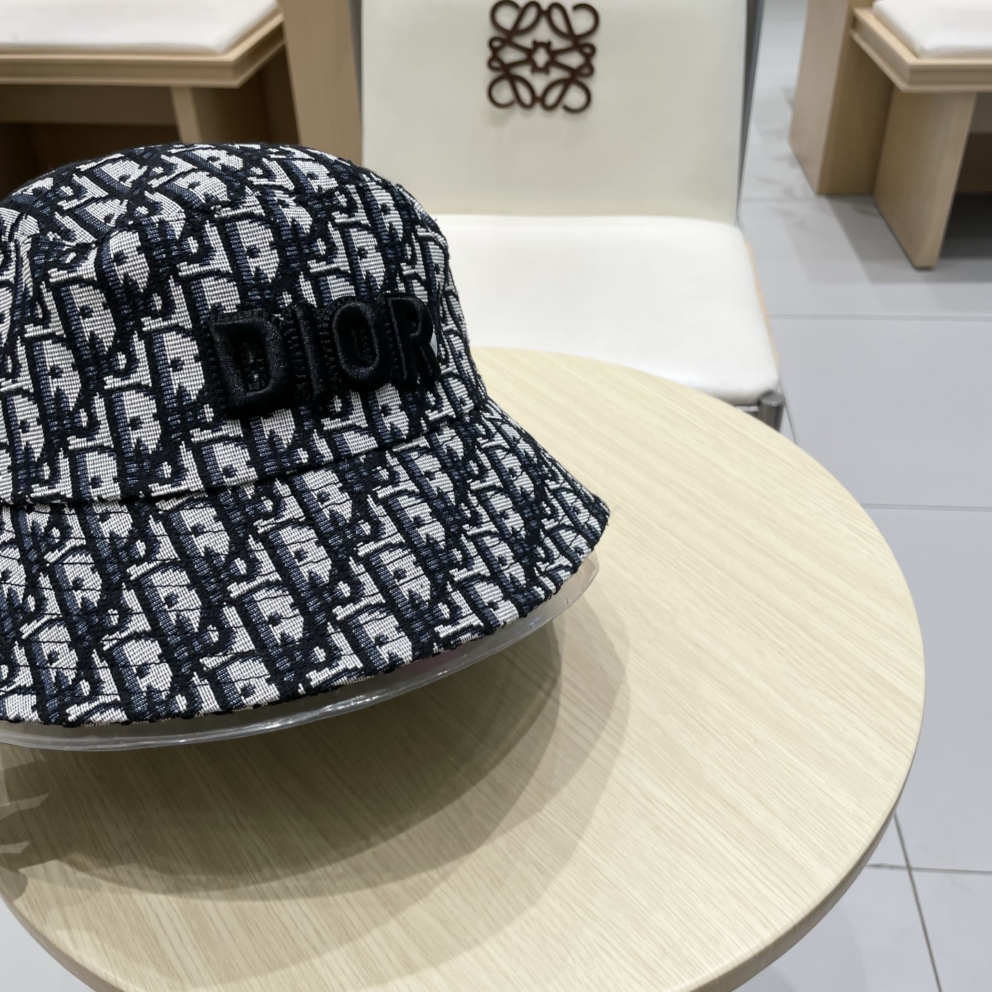  Dior迪奥新款老花字母渔夫帽
超名媛，加深帽型更显气质，本季爆款！
材质100%棉
头围57cm