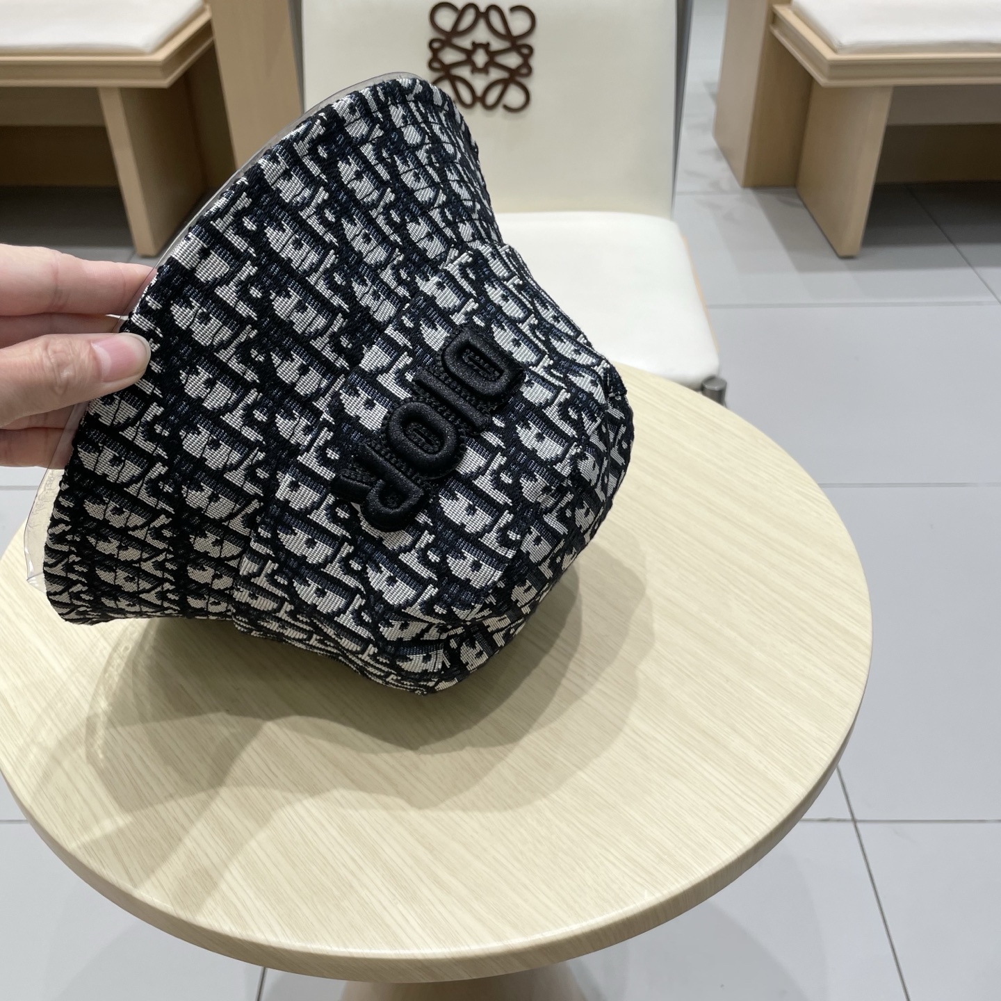  Dior迪奥新款老花字母渔夫帽
超名媛，加深帽型更显气质，本季爆款！
材质100%棉
头围57cm