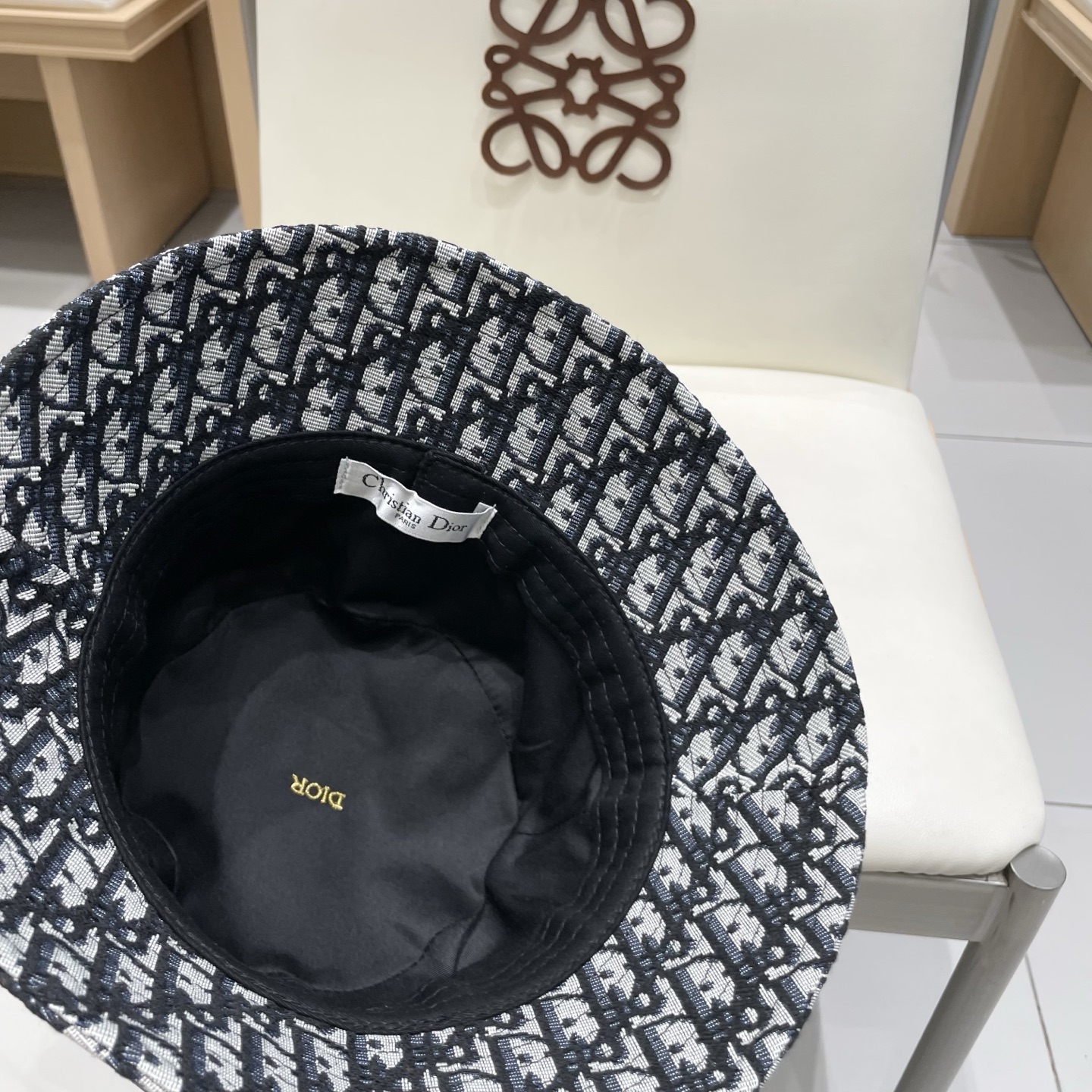  Dior迪奥新款老花字母渔夫帽
超名媛，加深帽型更显气质，本季爆款！
材质100%棉
头围57cm