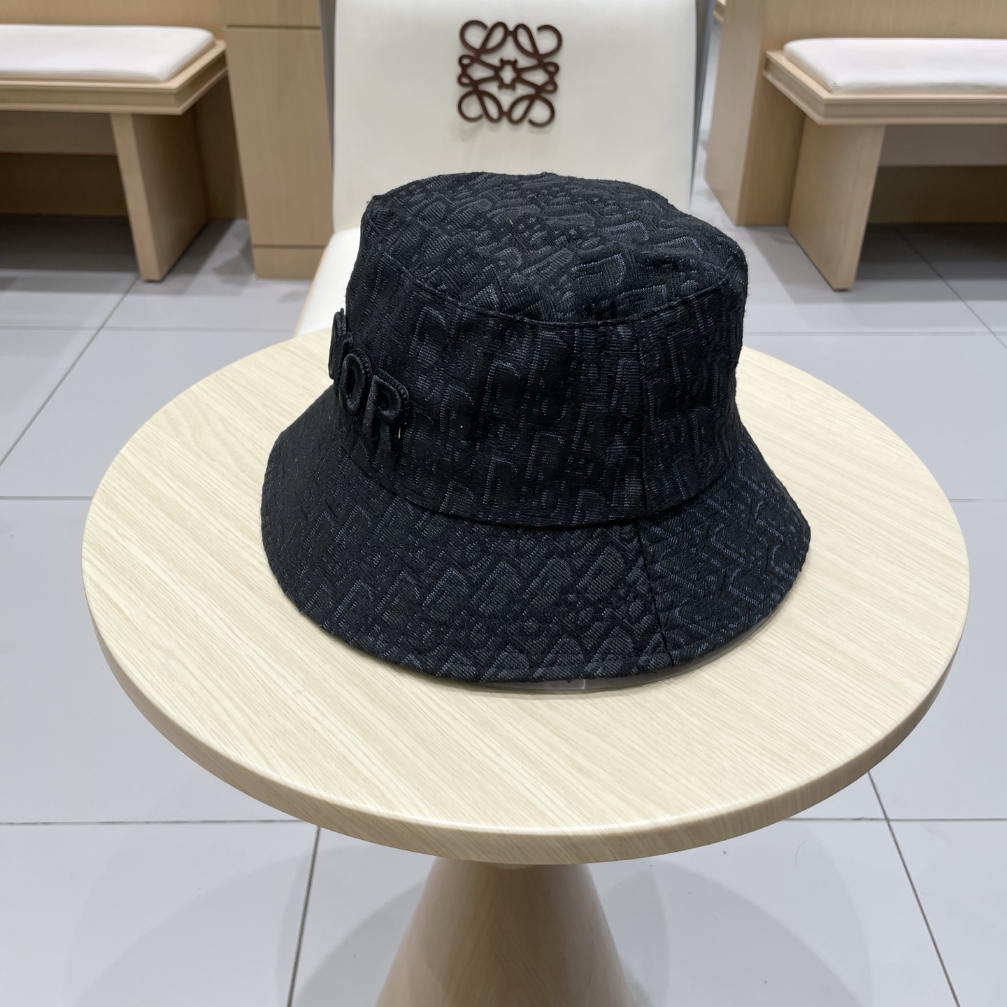  Dior迪奥新款老花字母渔夫帽
超名媛，加深帽型更显气质，本季爆款！
材质100%棉
头围57cm