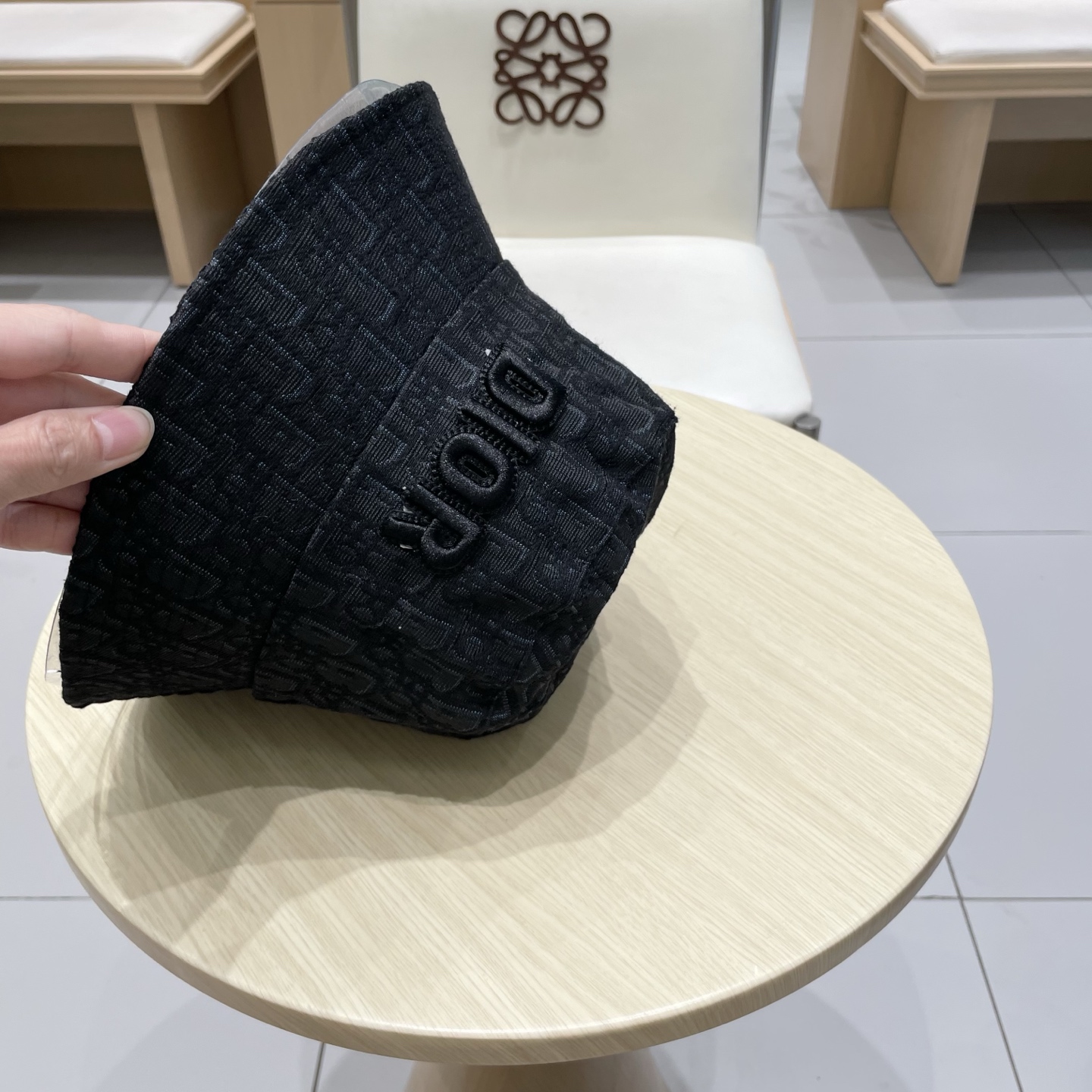  Dior迪奥新款老花字母渔夫帽
超名媛，加深帽型更显气质，本季爆款！
材质100%棉
头围57cm