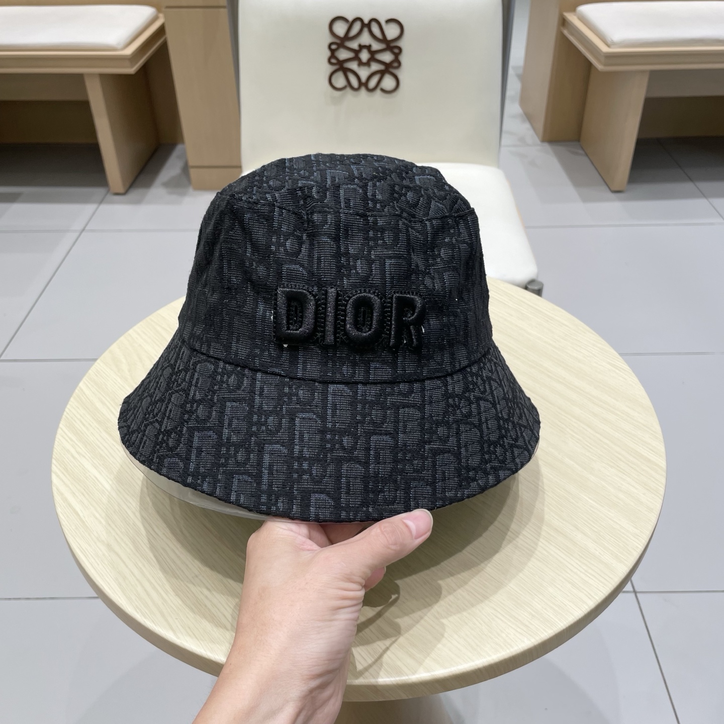  Dior迪奥新款老花字母渔夫帽
超名媛，加深帽型更显气质，本季爆款！
材质100%棉
头围57cm