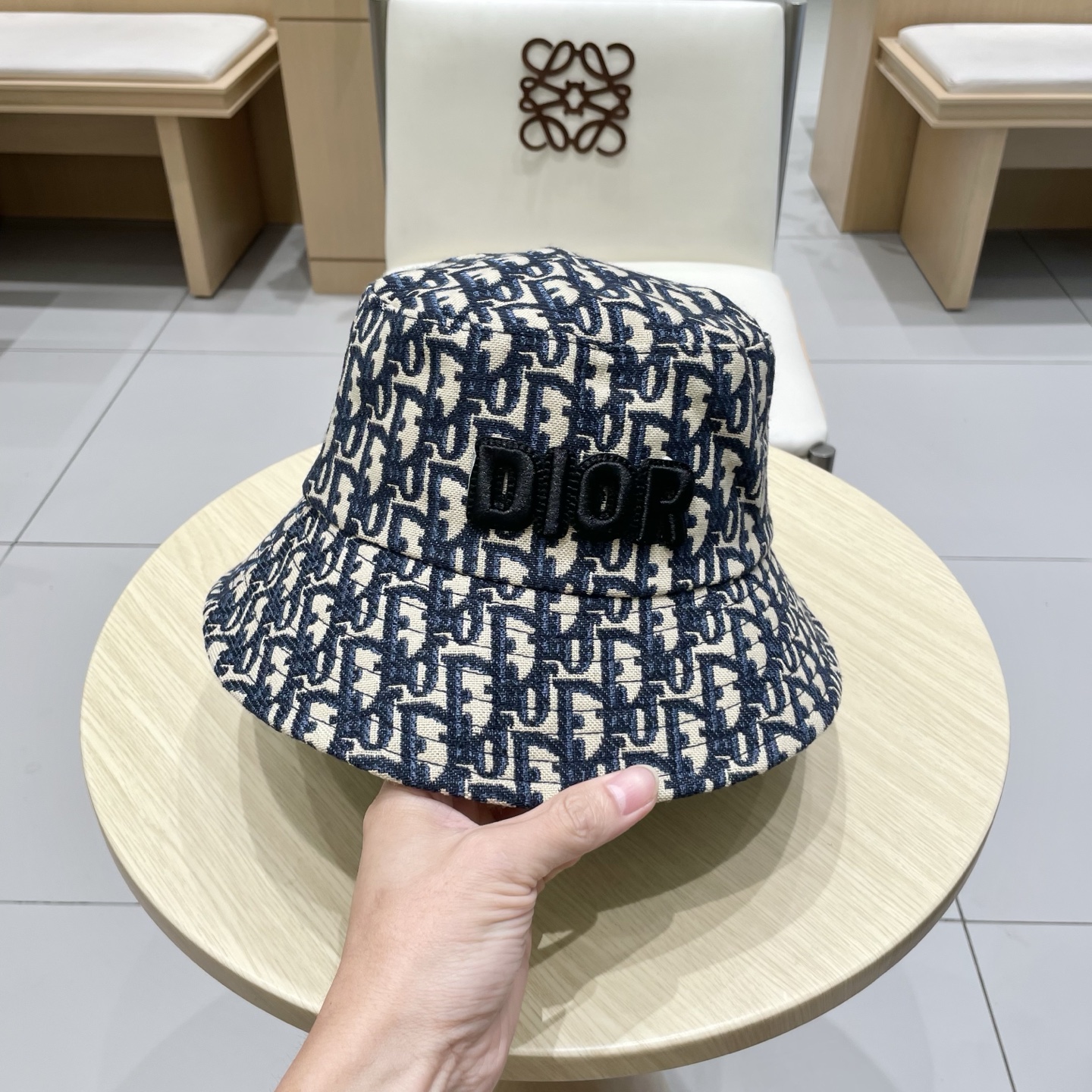  Dior迪奥新款老花字母渔夫帽
超名媛，加深帽型更显气质，本季爆款！
材质100%棉
头围57cm