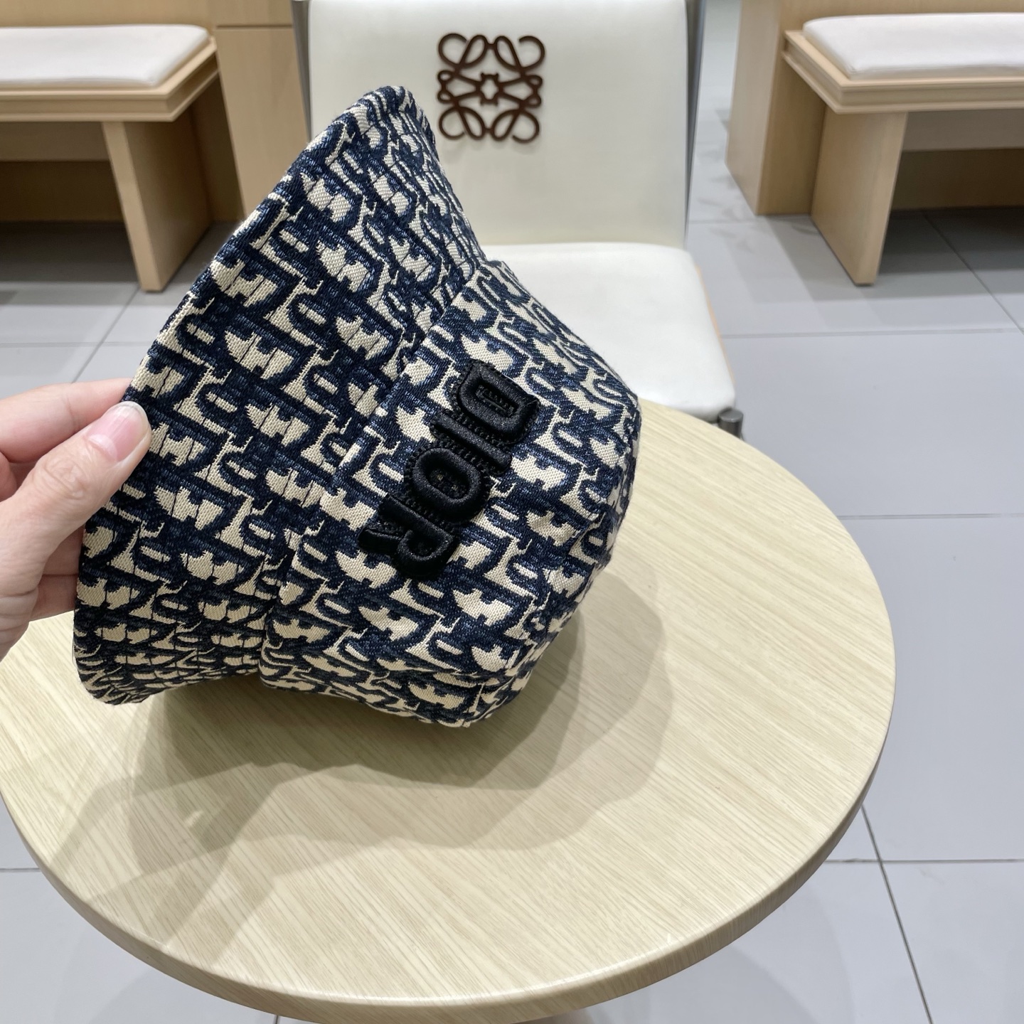  Dior迪奥新款老花字母渔夫帽
超名媛，加深帽型更显气质，本季爆款！
材质100%棉
头围57cm