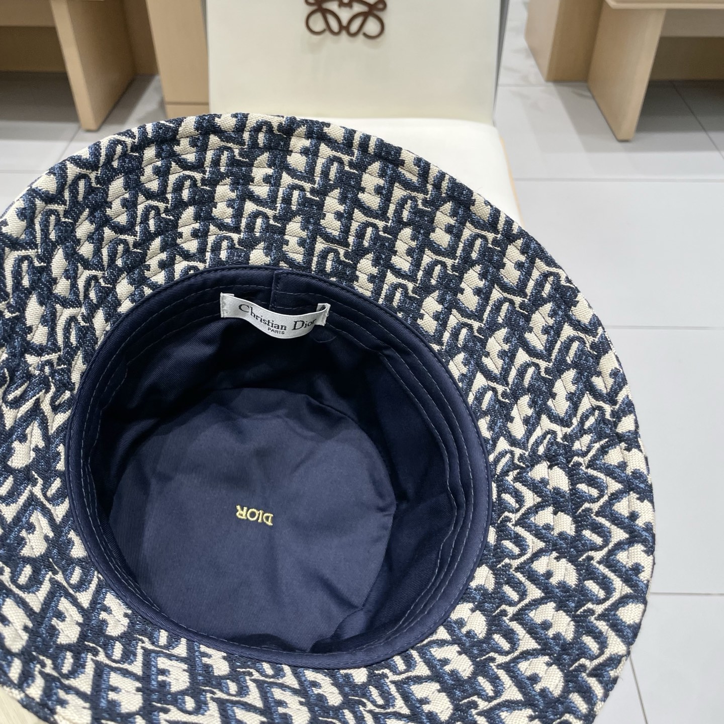  Dior迪奥新款老花字母渔夫帽
超名媛，加深帽型更显气质，本季爆款！
材质100%棉
头围57cm