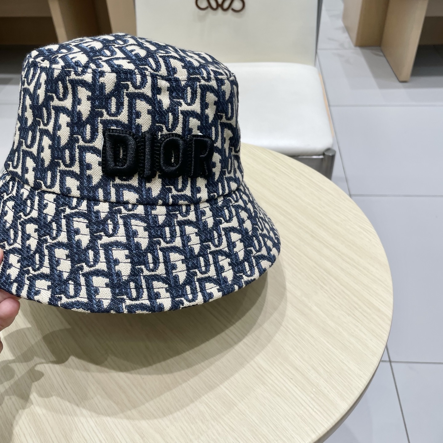  Dior迪奥新款老花字母渔夫帽
超名媛，加深帽型更显气质，本季爆款！
材质100%棉
头围57cm