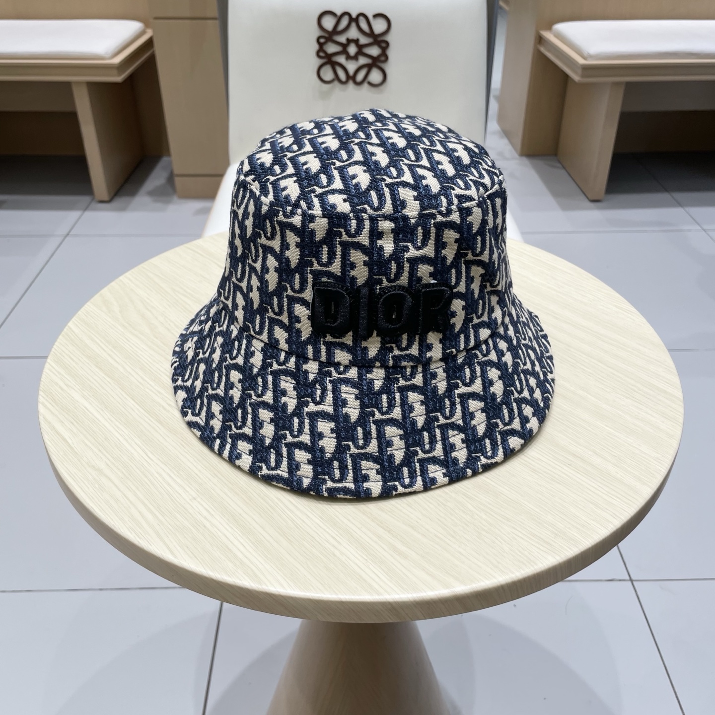  Dior迪奥新款老花字母渔夫帽
超名媛，加深帽型更显气质，本季爆款！
材质100%棉
头围57cm
