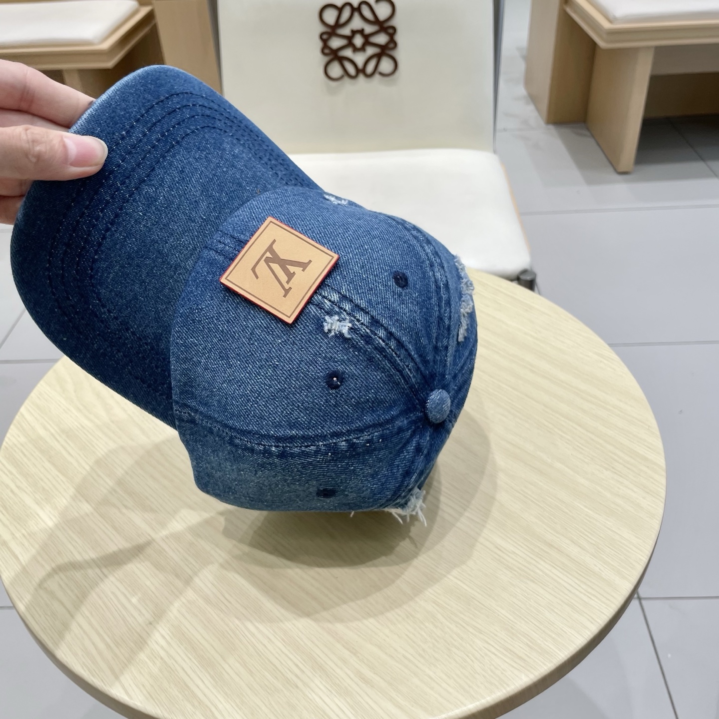  LV路易威登新款牛仔棒球帽
洗水牛仔风街头风十足
更符合现在时尚小哥哥小姐姐的style，机场街拍超飒