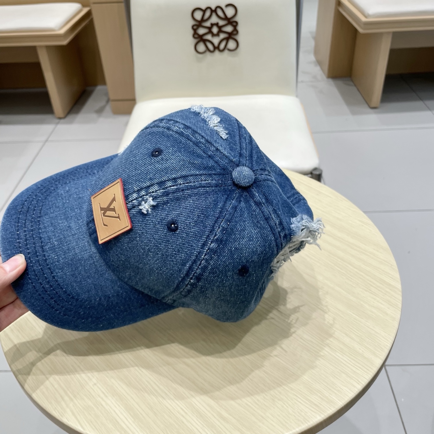  LV路易威登新款牛仔棒球帽
洗水牛仔风街头风十足
更符合现在时尚小哥哥小姐姐的style，机场街拍超飒