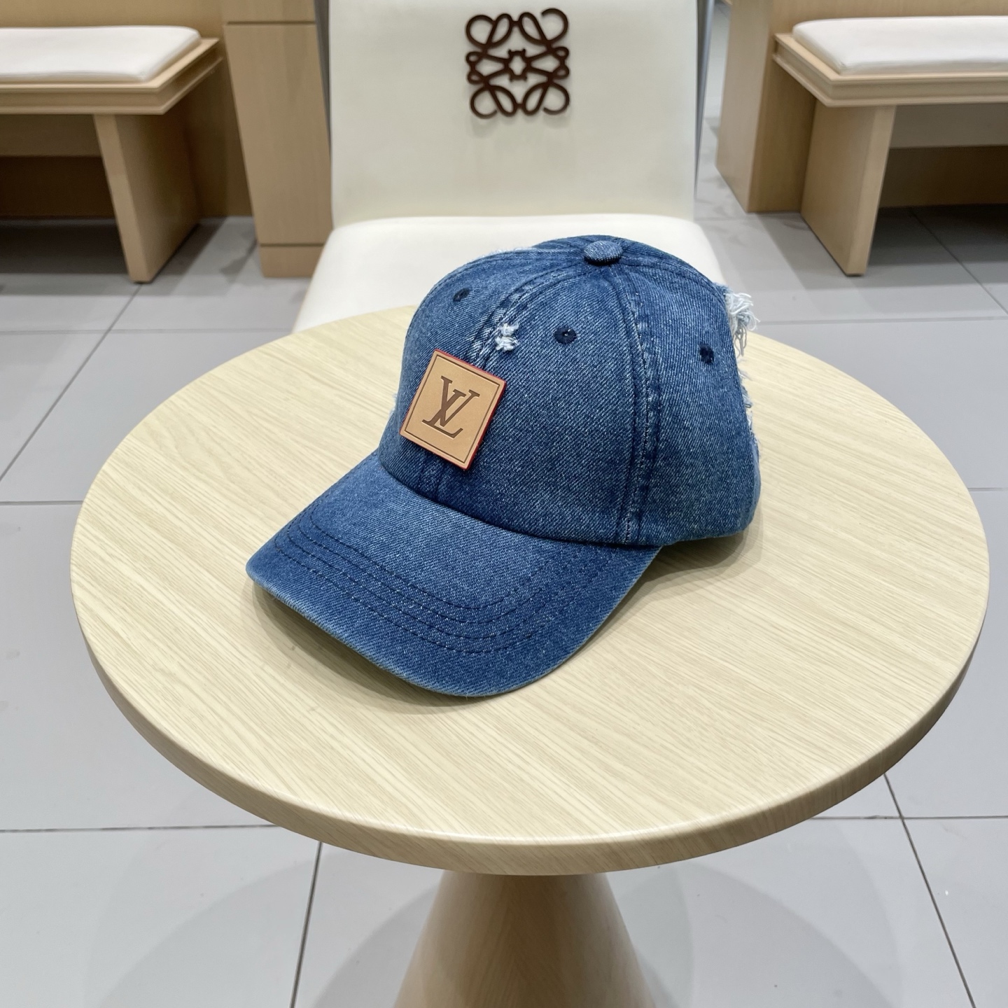  LV路易威登新款牛仔棒球帽
洗水牛仔风街头风十足
更符合现在时尚小哥哥小姐姐的style，机场街拍超飒