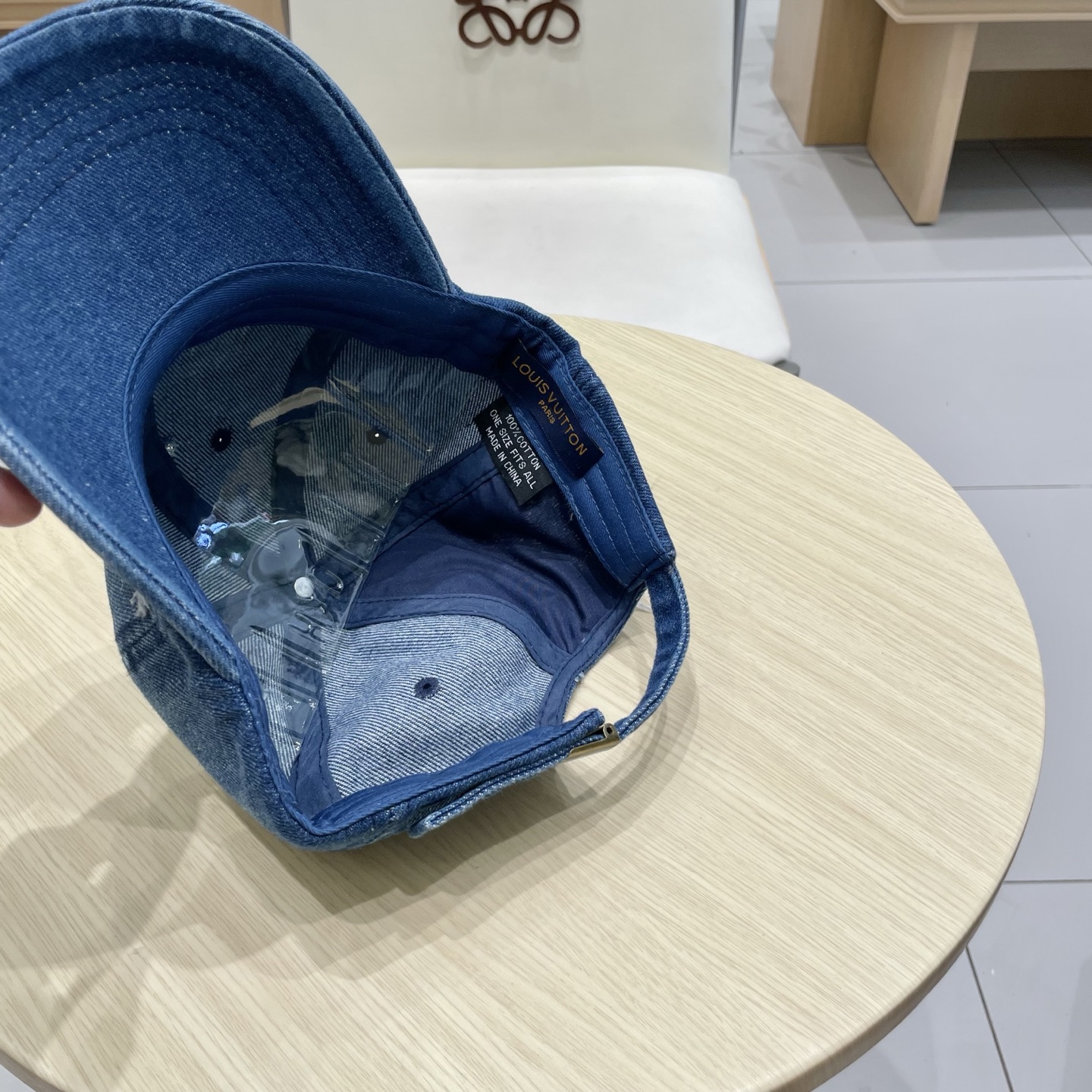  LV路易威登新款牛仔棒球帽
洗水牛仔风街头风十足
更符合现在时尚小哥哥小姐姐的style，机场街拍超飒