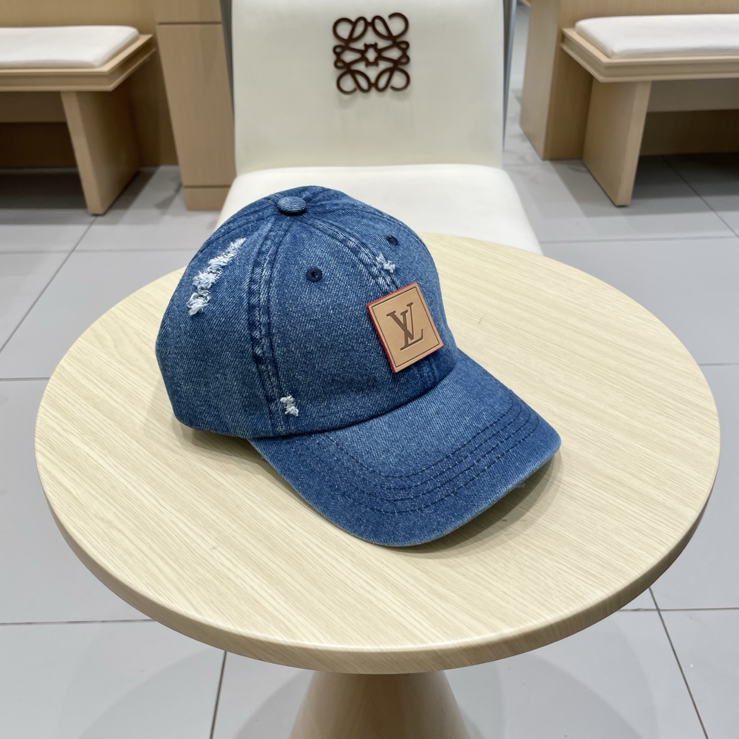  LV路易威登新款牛仔棒球帽
洗水牛仔风街头风十足
更符合现在时尚小哥哥小姐姐的style，机场街拍超飒