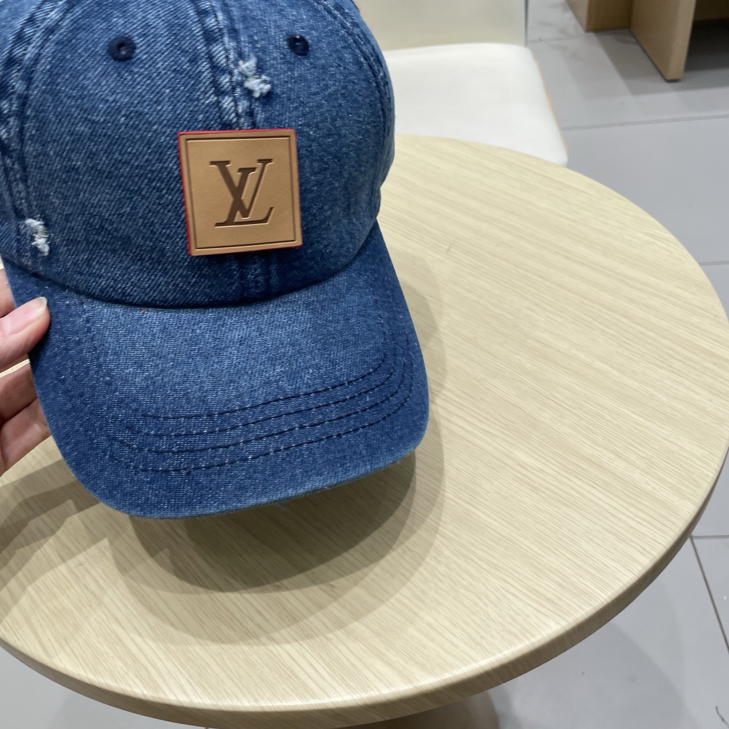  LV路易威登新款牛仔棒球帽
洗水牛仔风街头风十足
更符合现在时尚小哥哥小姐姐的style，机场街拍超飒