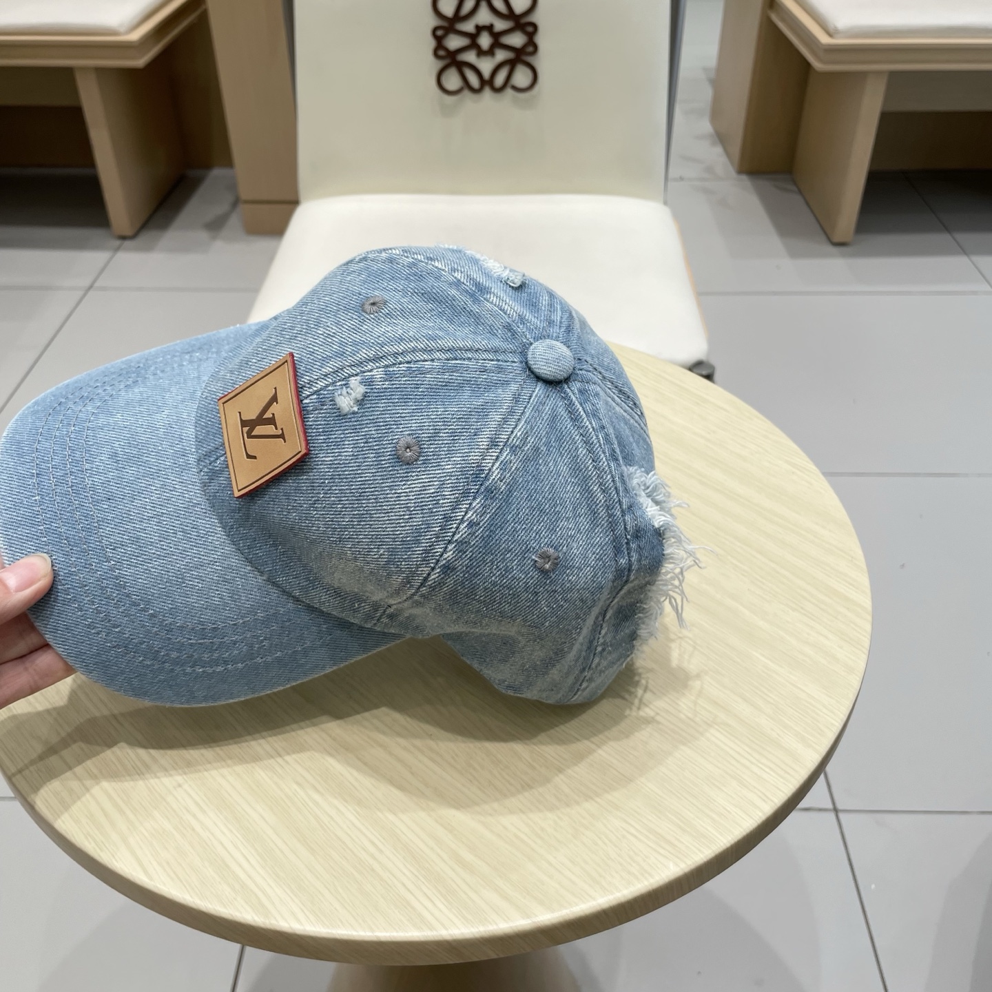  LV路易威登新款牛仔棒球帽
洗水牛仔风街头风十足
更符合现在时尚小哥哥小姐姐的style，机场街拍超飒