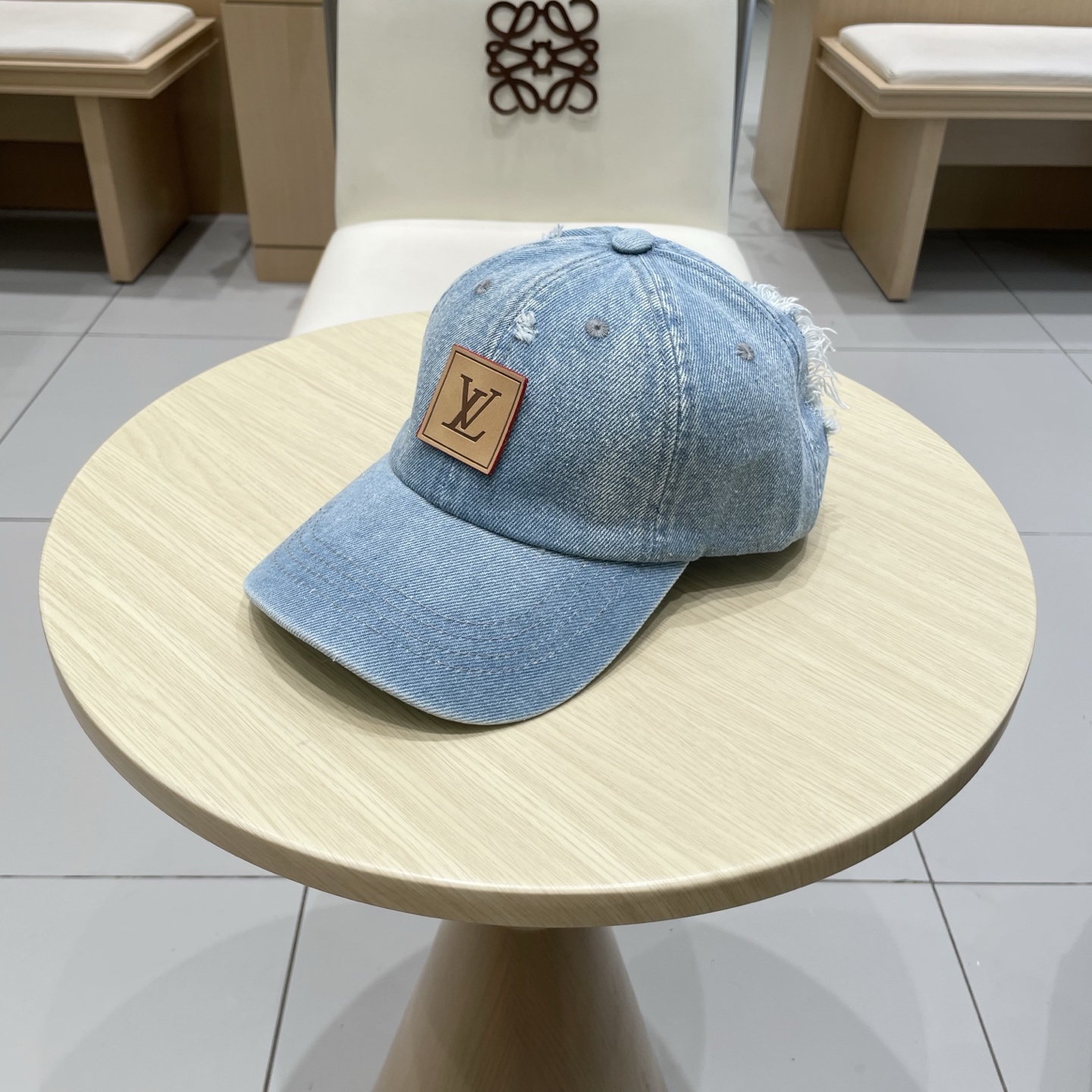  LV路易威登新款牛仔棒球帽
洗水牛仔风街头风十足
更符合现在时尚小哥哥小姐姐的style，机场街拍超飒