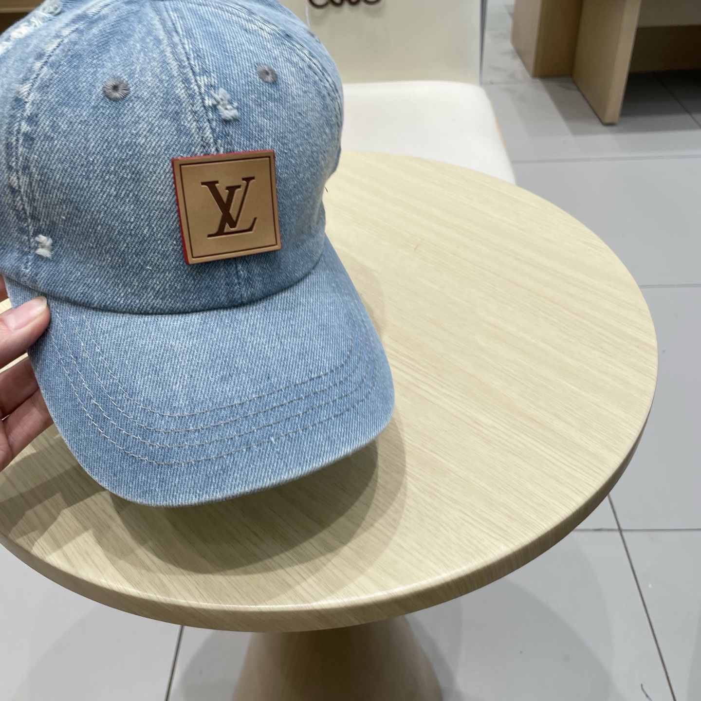  LV路易威登新款牛仔棒球帽
洗水牛仔风街头风十足
更符合现在时尚小哥哥小姐姐的style，机场街拍超飒