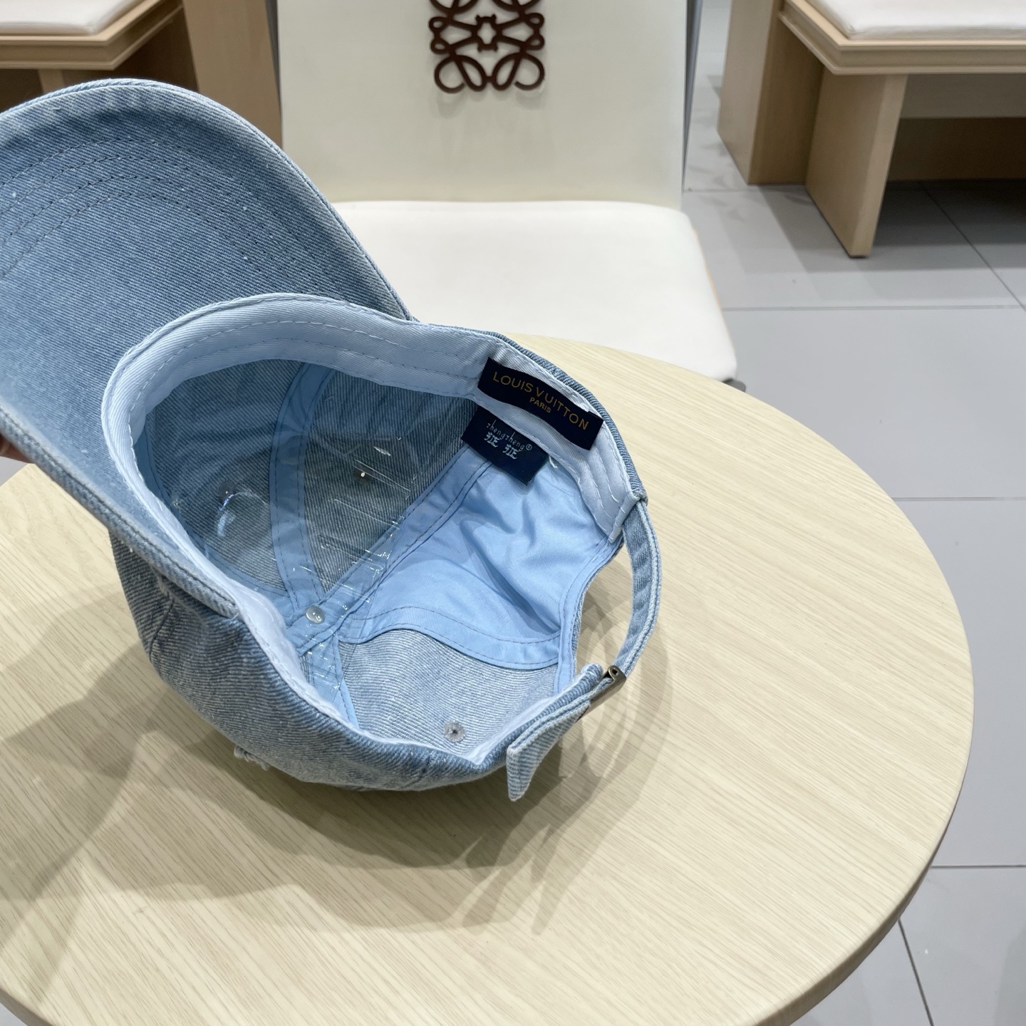  LV路易威登新款牛仔棒球帽
洗水牛仔风街头风十足
更符合现在时尚小哥哥小姐姐的style，机场街拍超飒