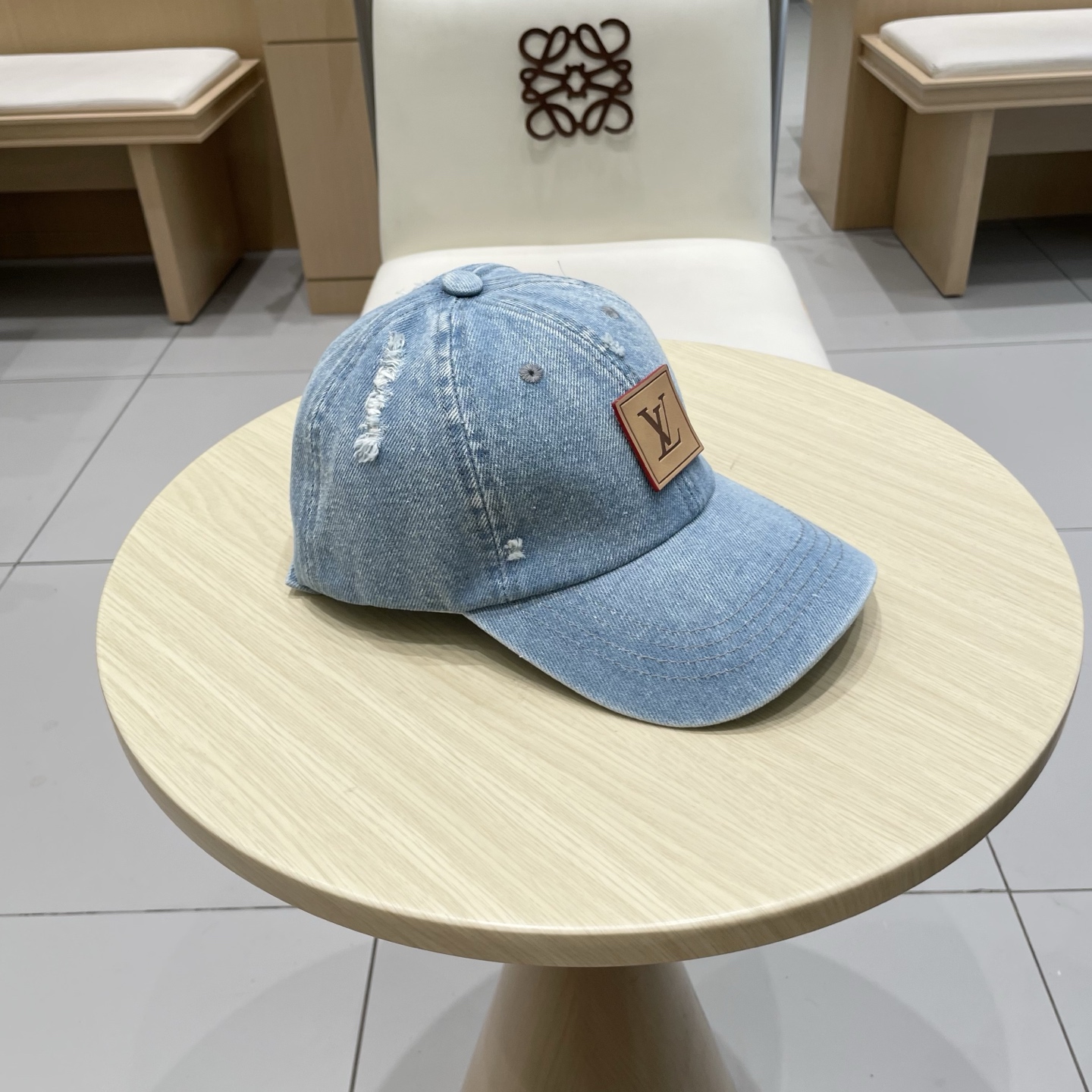  LV路易威登新款牛仔棒球帽
洗水牛仔风街头风十足
更符合现在时尚小哥哥小姐姐的style，机场街拍超飒